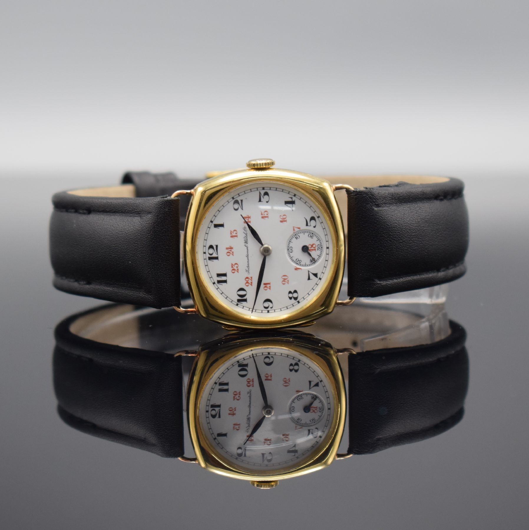 IWC frühe, seltene Armbanduhr in GG 750/000 mit Kaliber 64T, Schweiz um 1925, 2-teil., kissenförm. Scharniergehäuse, Emailzifferblatt m. arab. ...