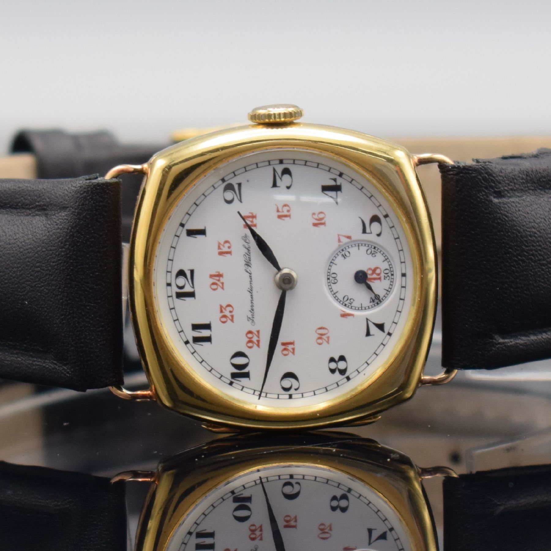 Detail a: IWC frühe, seltene Armbanduhr in GG 750/000 mit Kaliber 64T, Schweiz um 1925, 2-teil., kissenförm. Scharniergehäuse, Emailzifferblatt m. arab. ...