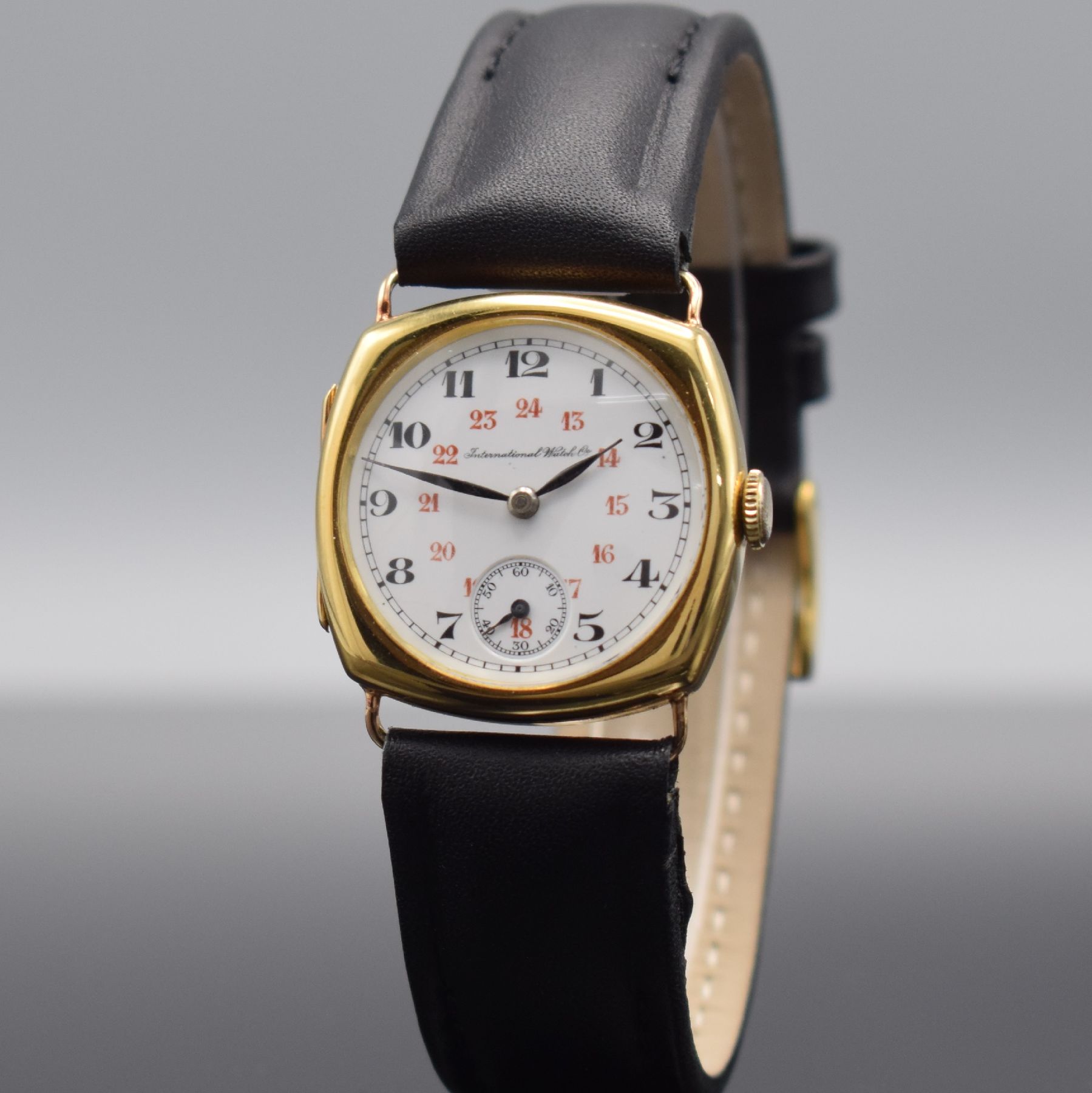 Detail b: IWC frühe, seltene Armbanduhr in GG 750/000 mit Kaliber 64T, Schweiz um 1925, 2-teil., kissenförm. Scharniergehäuse, Emailzifferblatt m. arab. ...