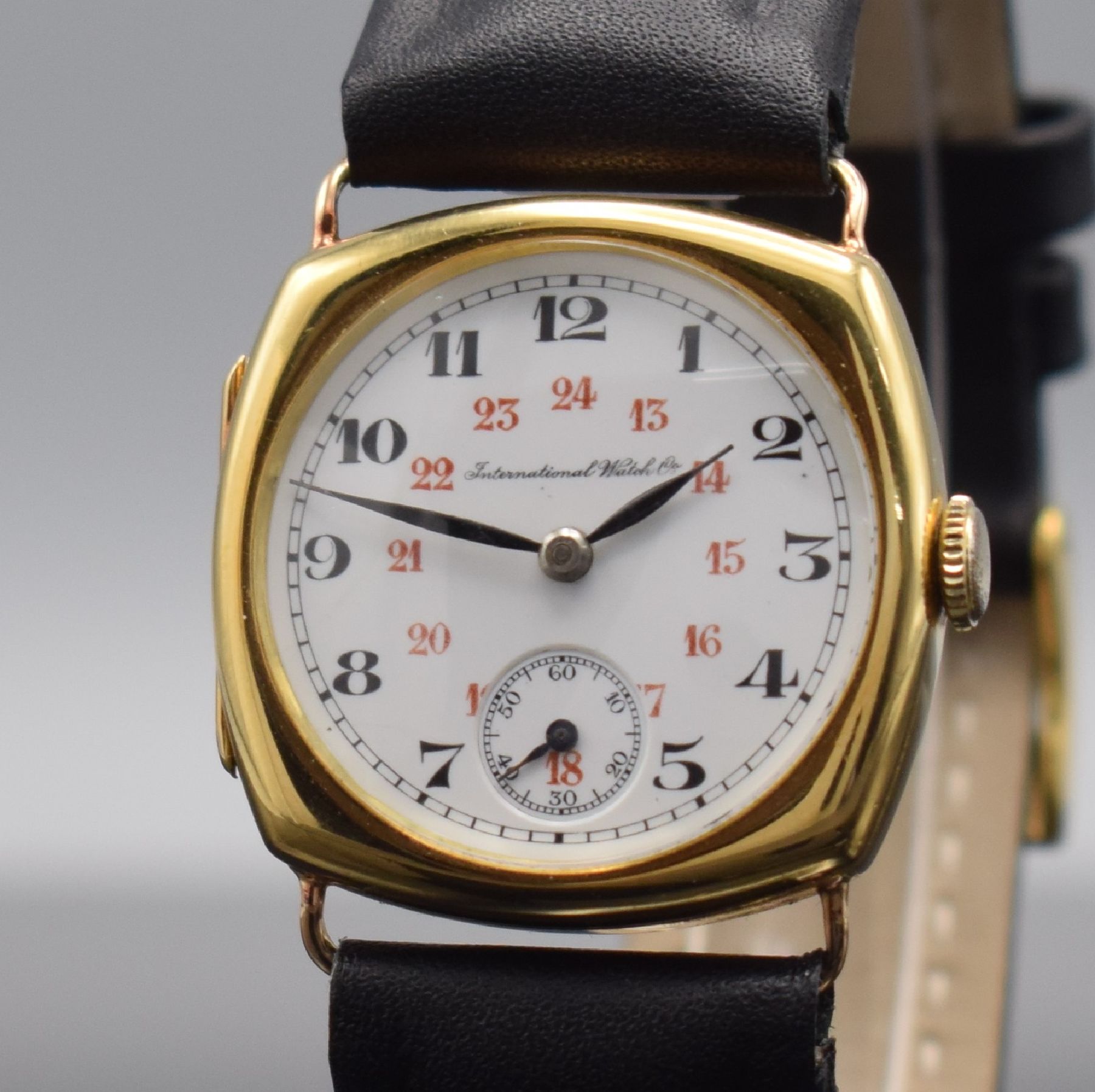 Detail c: IWC frühe, seltene Armbanduhr in GG 750/000 mit Kaliber 64T, Schweiz um 1925, 2-teil., kissenförm. Scharniergehäuse, Emailzifferblatt m. arab. ...