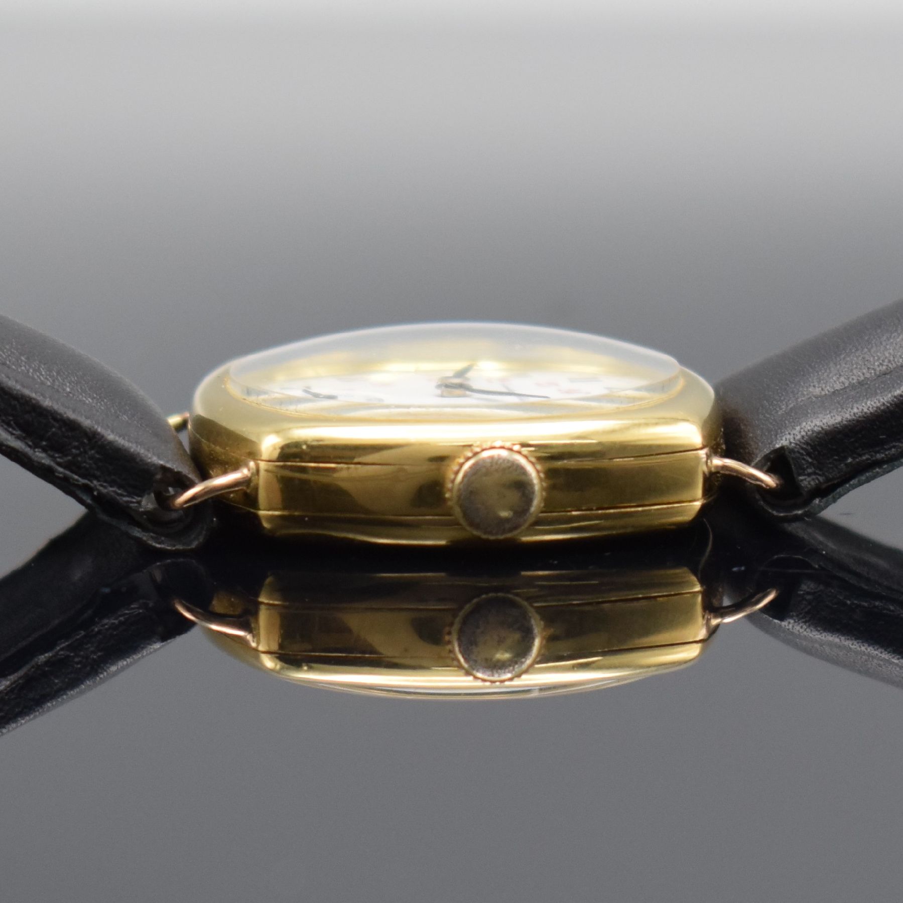 Detail d: IWC frühe, seltene Armbanduhr in GG 750/000 mit Kaliber 64T, Schweiz um 1925, 2-teil., kissenförm. Scharniergehäuse, Emailzifferblatt m. arab. ...