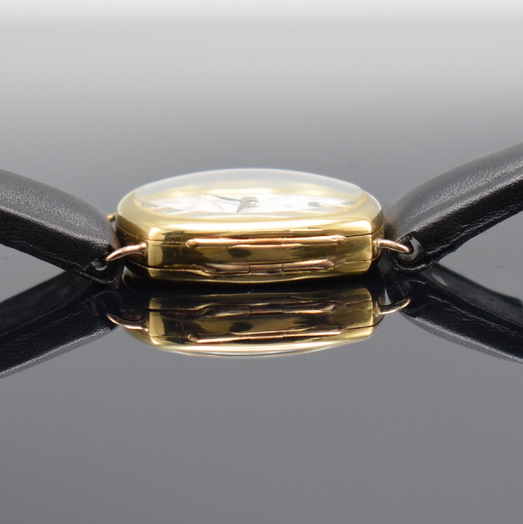 Detail e: IWC frühe, seltene Armbanduhr in GG 750/000 mit Kaliber 64T, Schweiz um 1925, 2-teil., kissenförm. Scharniergehäuse, Emailzifferblatt m. arab. ...