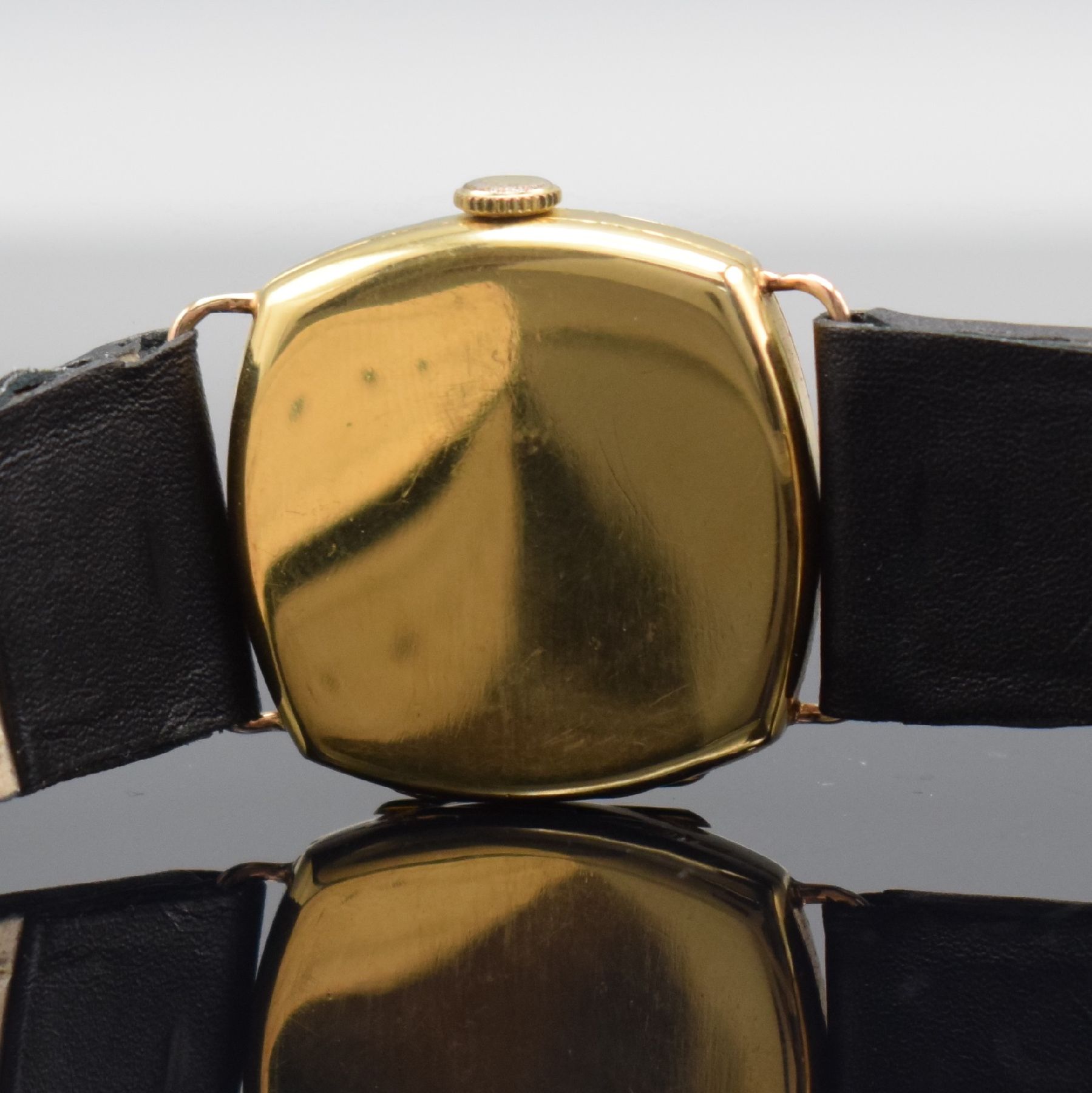 Detail f: IWC frühe, seltene Armbanduhr in GG 750/000 mit Kaliber 64T, Schweiz um 1925, 2-teil., kissenförm. Scharniergehäuse, Emailzifferblatt m. arab. ...
