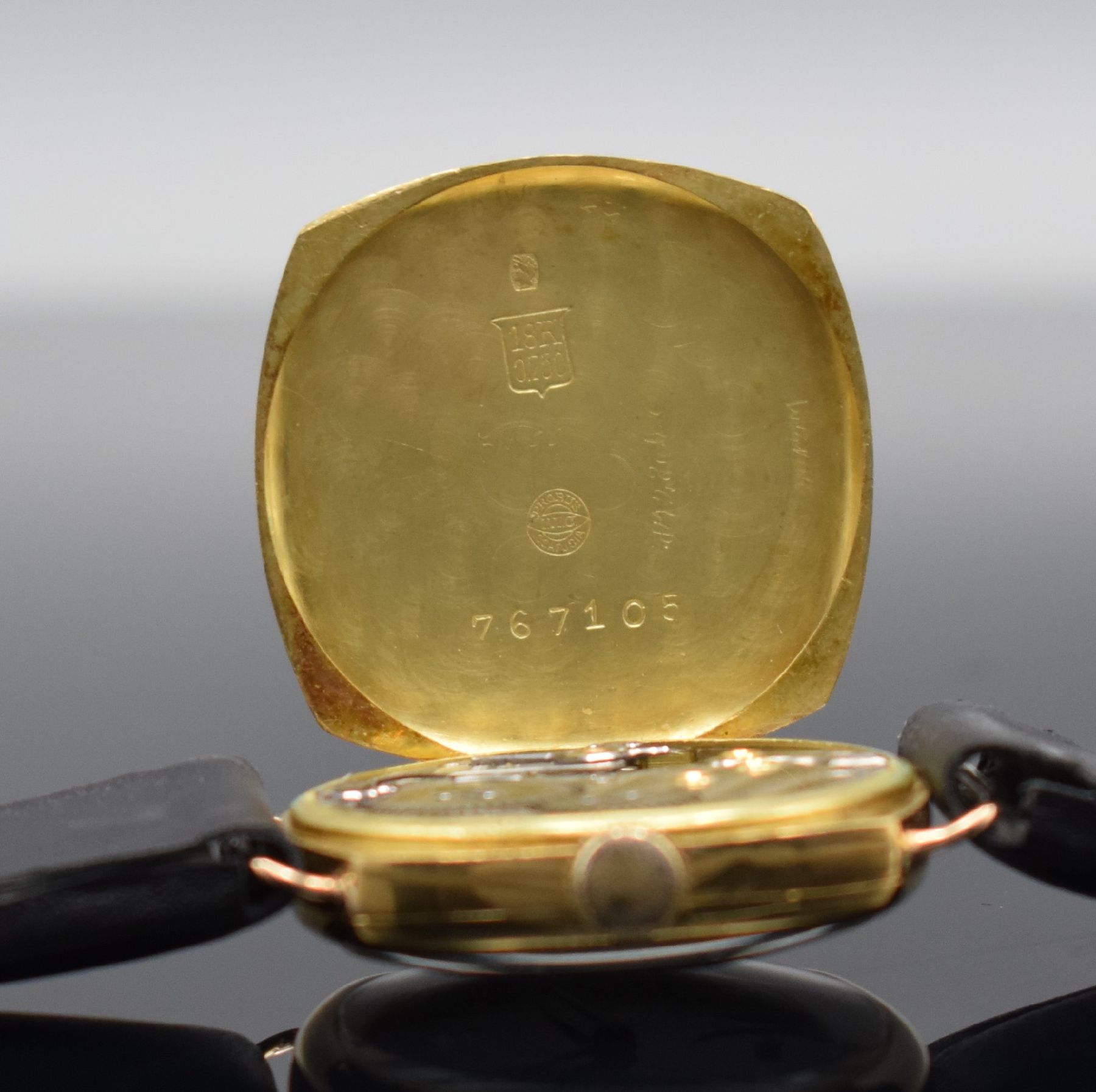 Detail g: IWC frühe, seltene Armbanduhr in GG 750/000 mit Kaliber 64T, Schweiz um 1925, 2-teil., kissenförm. Scharniergehäuse, Emailzifferblatt m. arab. ...