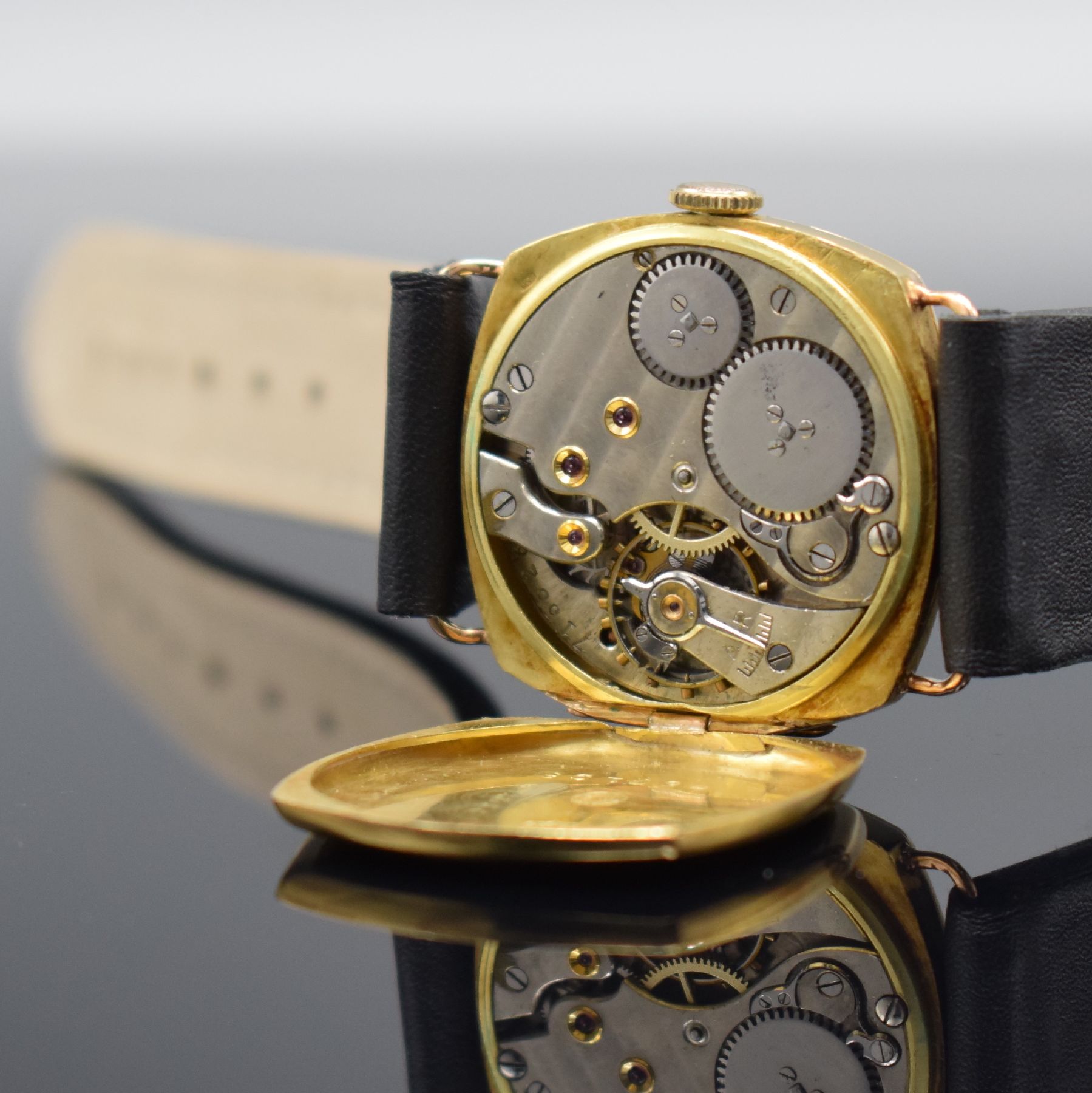 Detail h: IWC frühe, seltene Armbanduhr in GG 750/000 mit Kaliber 64T, Schweiz um 1925, 2-teil., kissenförm. Scharniergehäuse, Emailzifferblatt m. arab. ...
