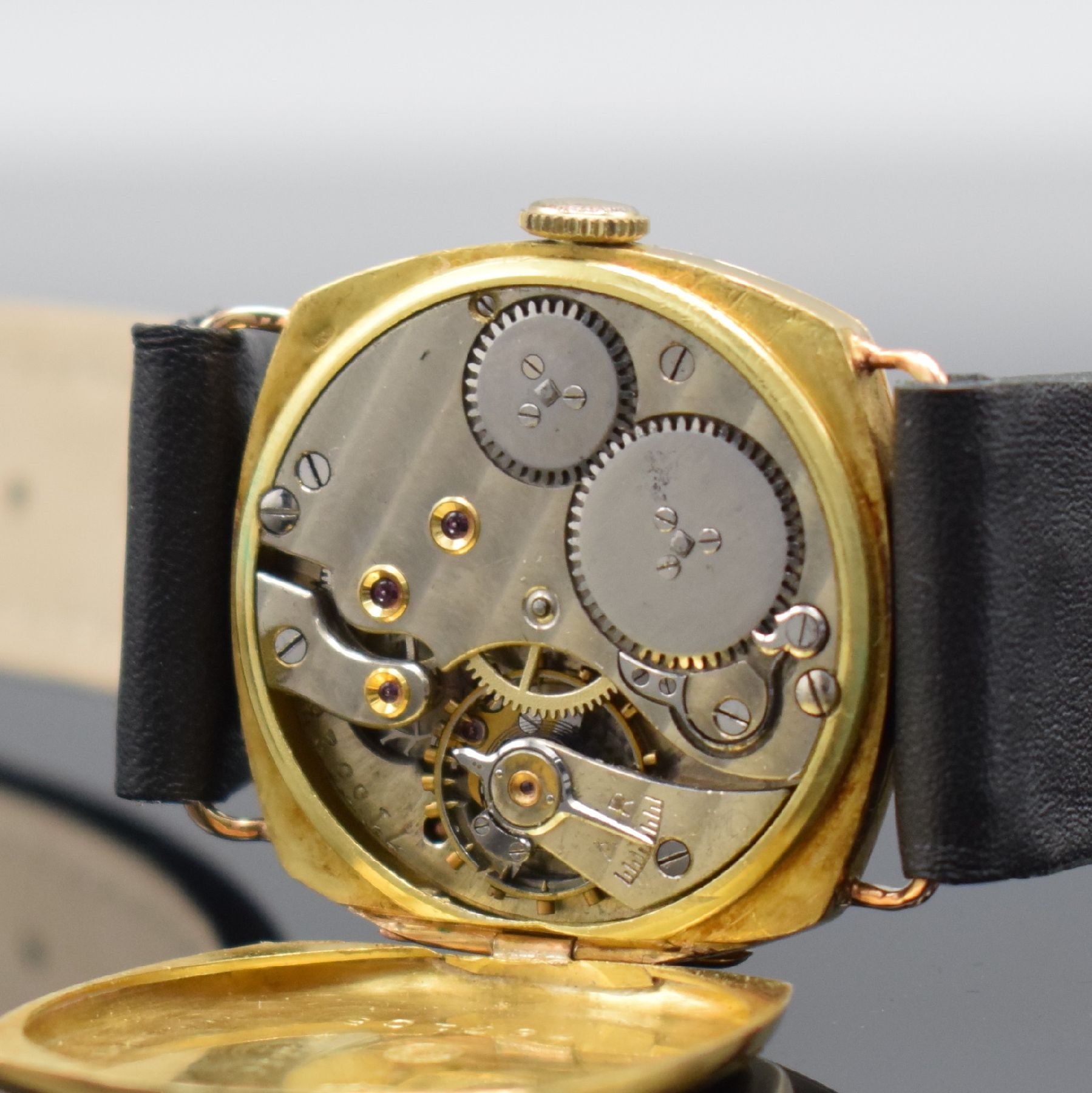 Detail i: IWC frühe, seltene Armbanduhr in GG 750/000 mit Kaliber 64T, Schweiz um 1925, 2-teil., kissenförm. Scharniergehäuse, Emailzifferblatt m. arab. ...