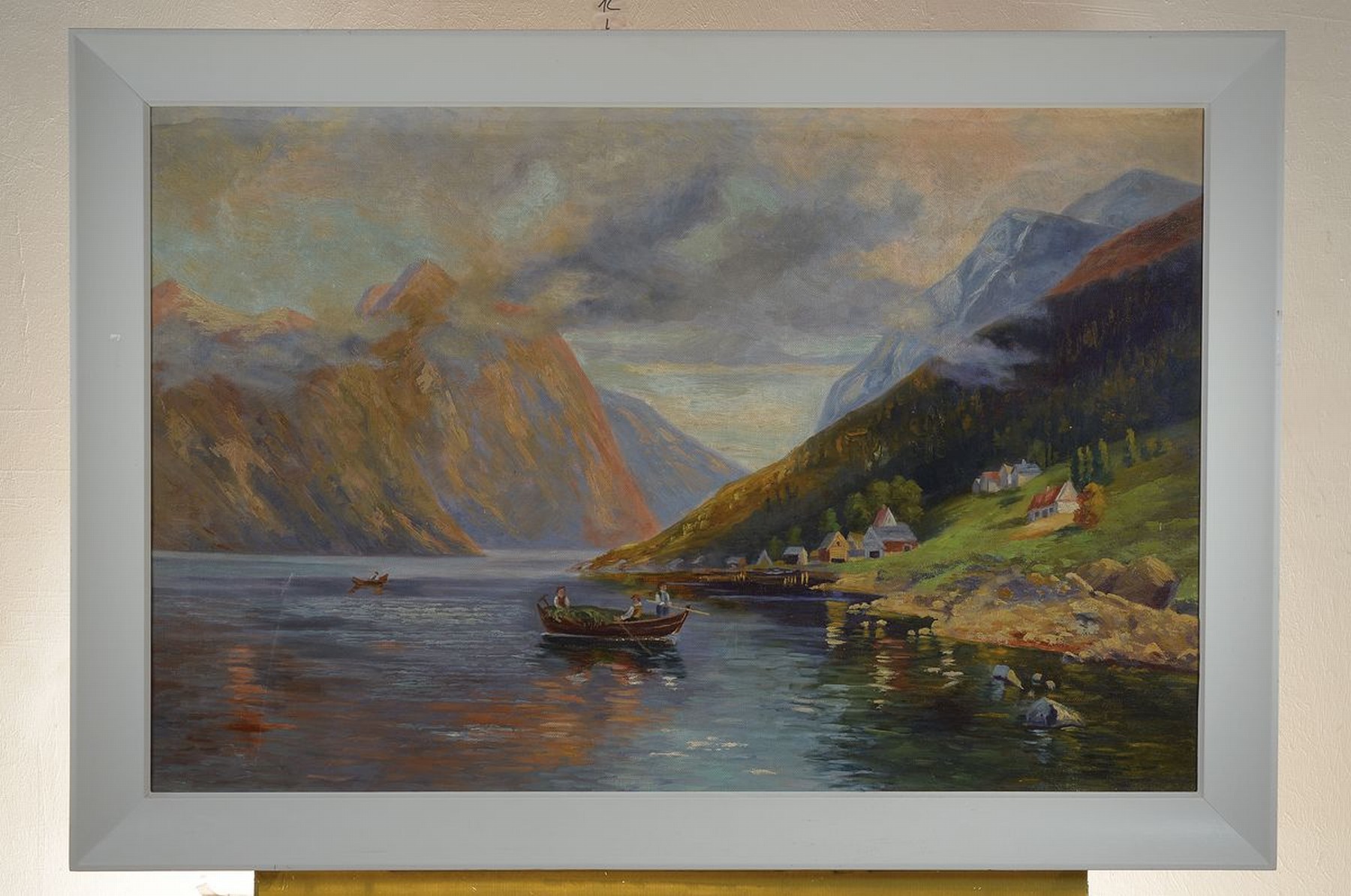 Detail k: Unbekannter Künstler des 20.Jh., Ansicht einer Nebel verhangene Berglandschaft mit See, vordergründig Fischerboot vor Küstendörfchen, unsigniert, ...