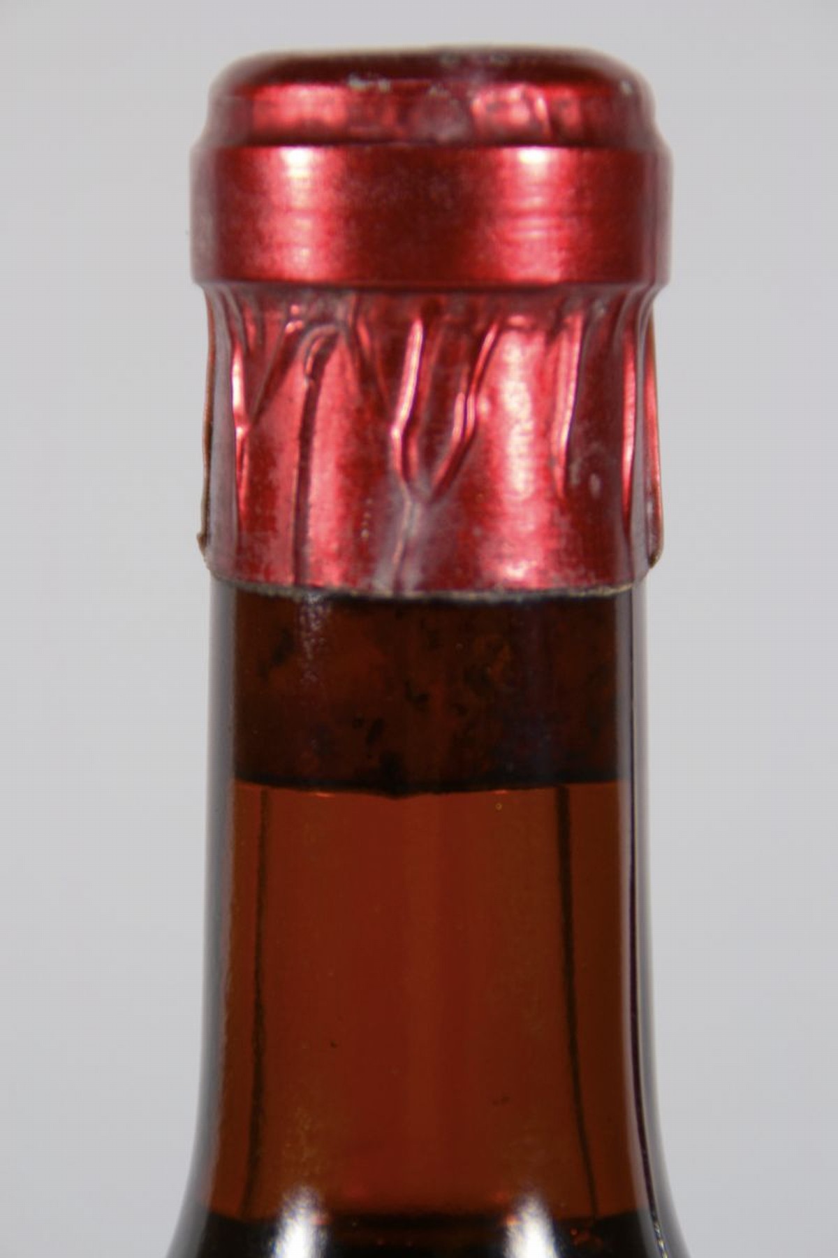 Detail c: 1 Flasche, Chateau Cheval Blanc, 1947, St. Emilion, ca. 750 ml, into Neck, Kapsel u. Etikett mit l. Alterssp.