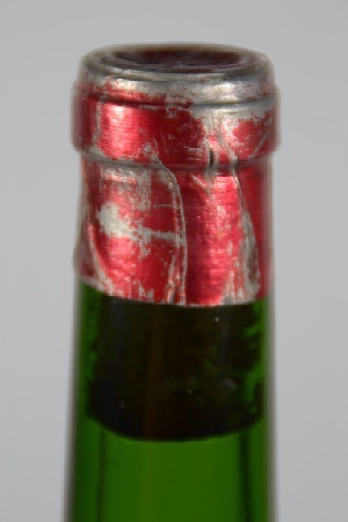 Detail b: 1 Magnumflasche, Chateau Petrus Pomerol, 1947 , Pomerol-Gironde, ca. 150 cl, Top Shoulder,Kapsel u. Etikett mit Alterssp.