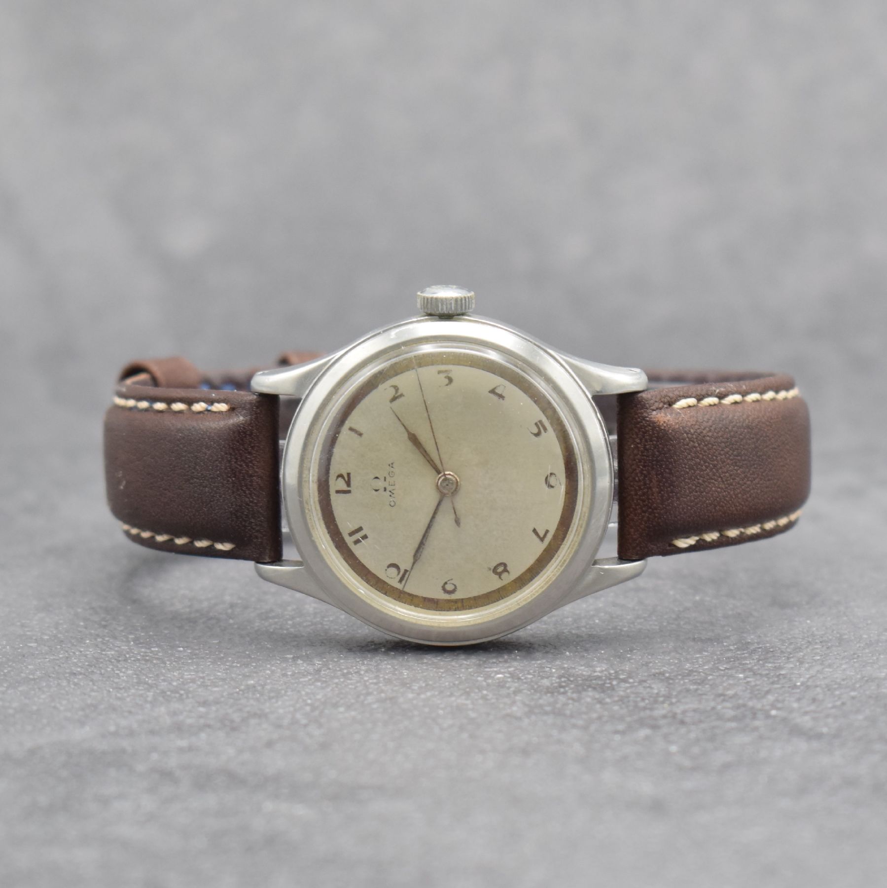 OMEGA Herrenarmbanduhr in Stahl, Handaufzug, Schweiz um 1941, Boden verschr., Zifferbl. altersbed. pat., Anz. v. Std., Min. & Zentralsek., 16 St., ...