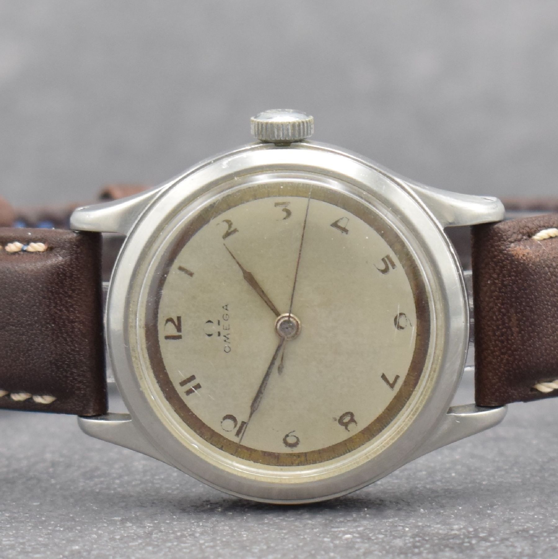 Detail a: OMEGA Herrenarmbanduhr in Stahl, Handaufzug, Schweiz um 1941, Boden verschr., Zifferbl. altersbed. pat., Anz. v. Std., Min. & Zentralsek., 16 St., ...