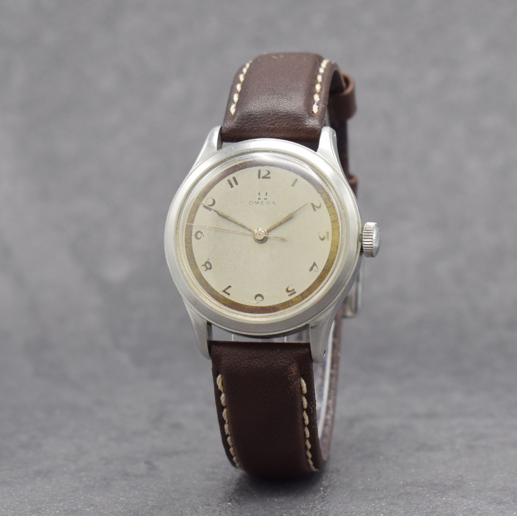 Detail b: OMEGA Herrenarmbanduhr in Stahl, Handaufzug, Schweiz um 1941, Boden verschr., Zifferbl. altersbed. pat., Anz. v. Std., Min. & Zentralsek., 16 St., ...