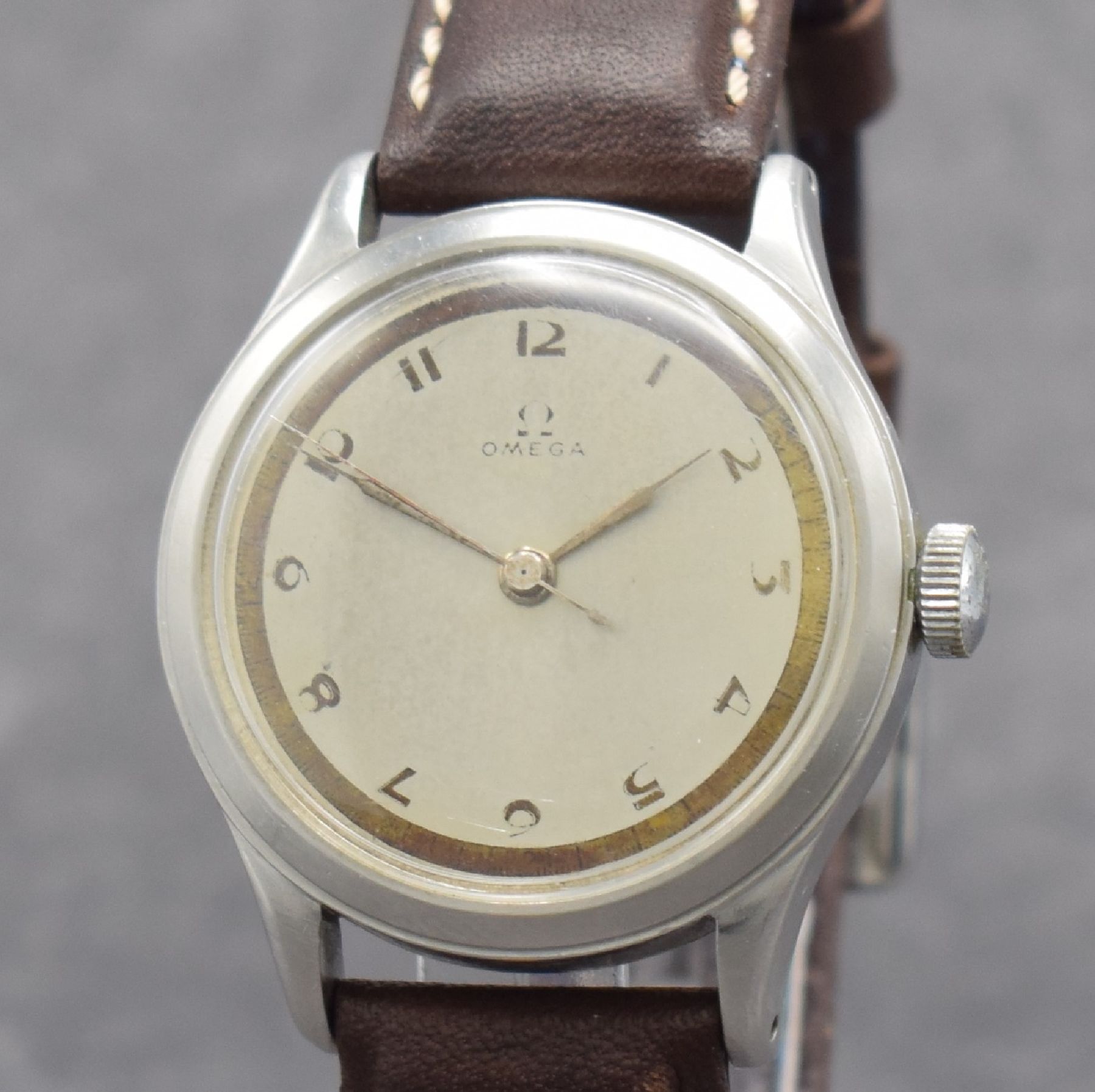 Detail c: OMEGA Herrenarmbanduhr in Stahl, Handaufzug, Schweiz um 1941, Boden verschr., Zifferbl. altersbed. pat., Anz. v. Std., Min. & Zentralsek., 16 St., ...