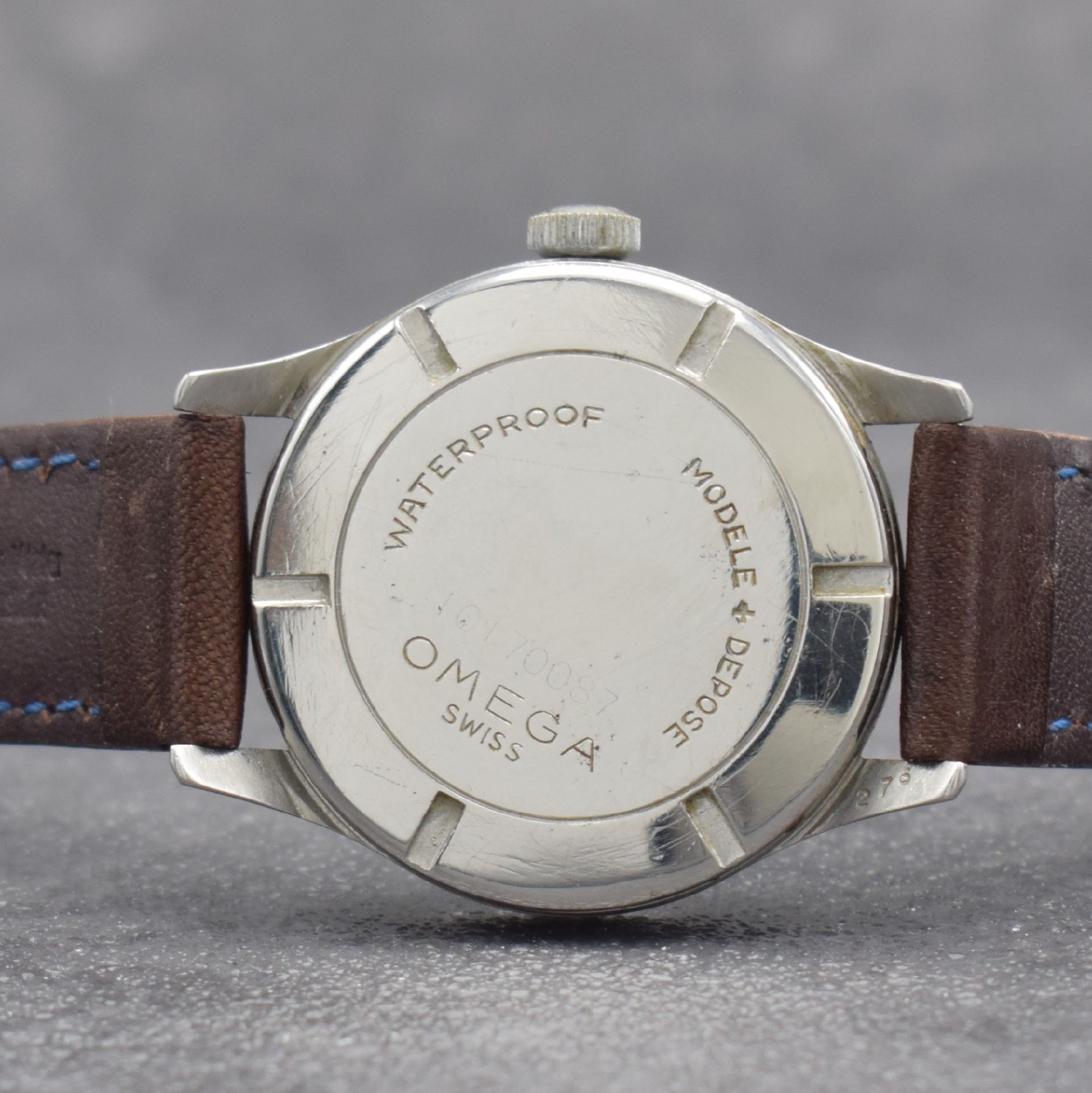 Detail d: OMEGA Herrenarmbanduhr in Stahl, Handaufzug, Schweiz um 1941, Boden verschr., Zifferbl. altersbed. pat., Anz. v. Std., Min. & Zentralsek., 16 St., ...