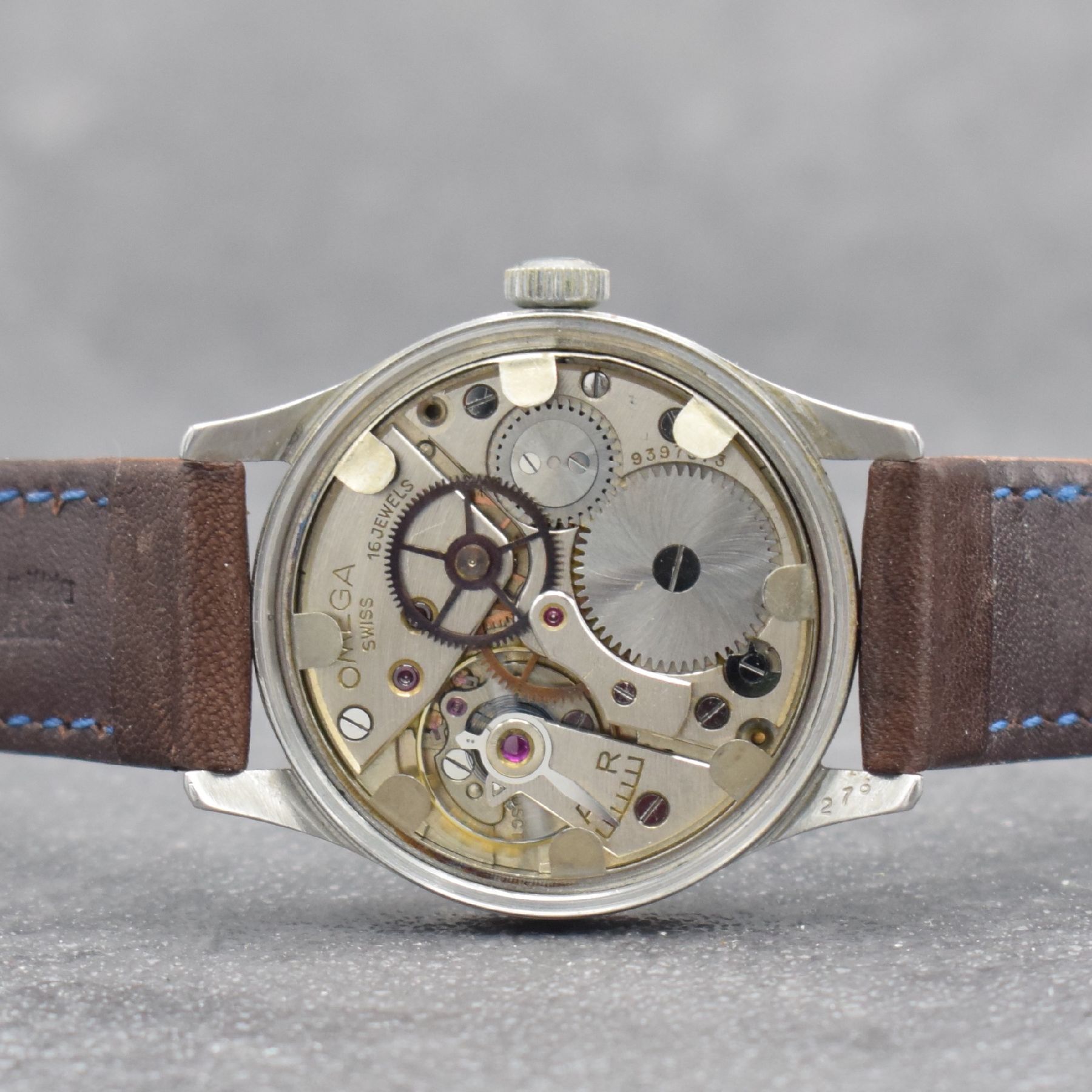 Detail e: OMEGA Herrenarmbanduhr in Stahl, Handaufzug, Schweiz um 1941, Boden verschr., Zifferbl. altersbed. pat., Anz. v. Std., Min. & Zentralsek., 16 St., ...