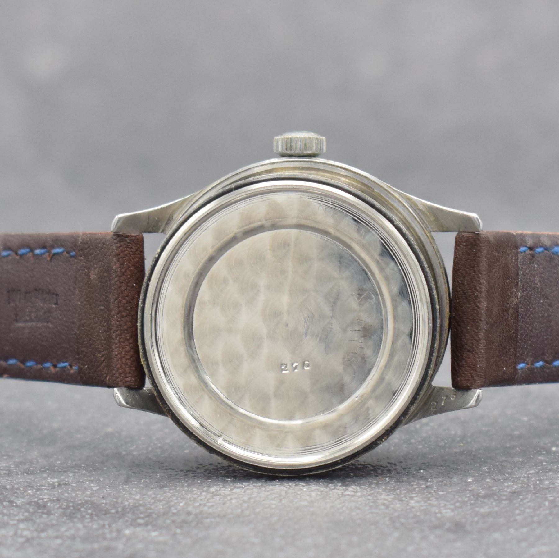 Detail f: OMEGA Herrenarmbanduhr in Stahl, Handaufzug, Schweiz um 1941, Boden verschr., Zifferbl. altersbed. pat., Anz. v. Std., Min. & Zentralsek., 16 St., ...