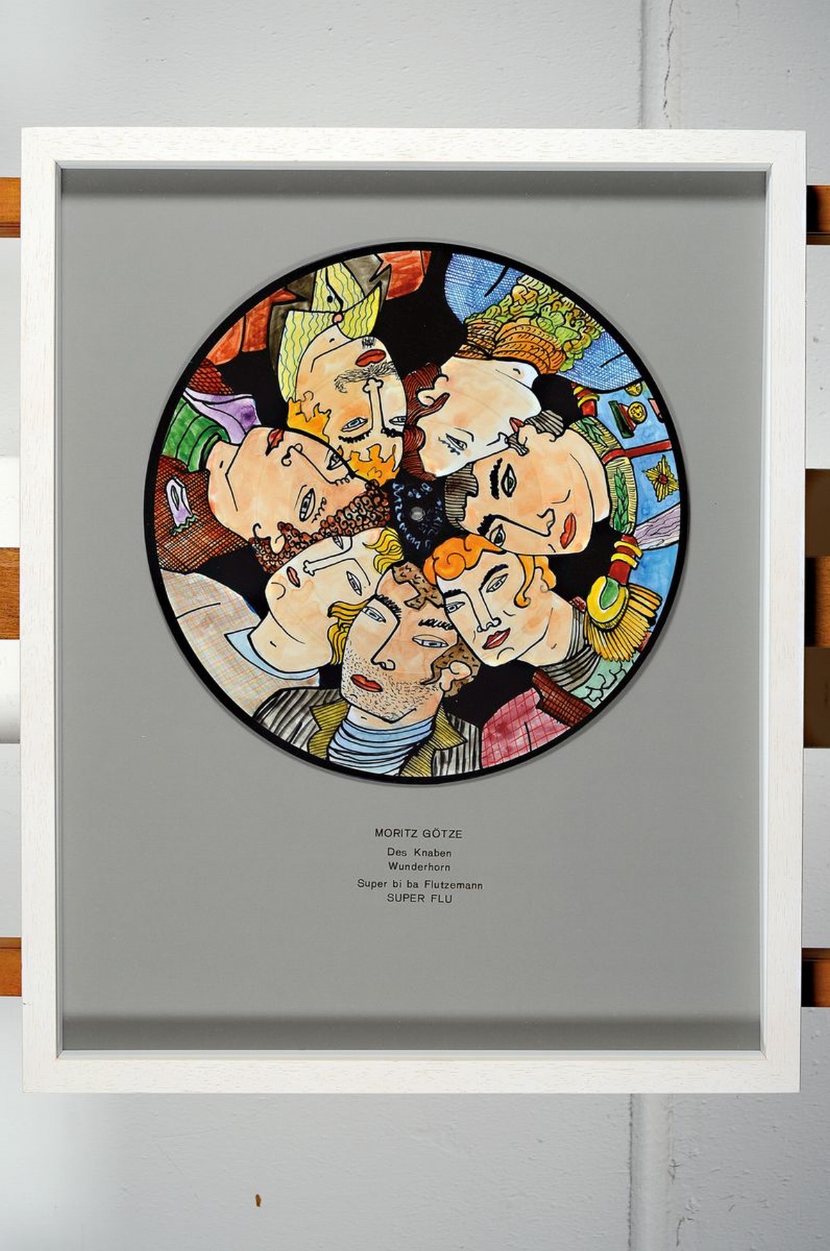 Detail k: Moritz Götze, geb. 1964, Des Knaben Wunderhorn, bemalte LP aus Vinyl, mittig signiert Moritz 2015, auf dem Unterblatt bezeichnet Super bi ba ...