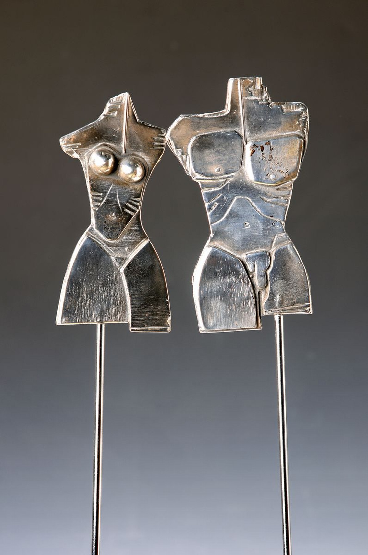 Zoran Petrovic, 1923-1996, 2 Skulpturen/Reliefs, männlicher und weiblicher Torso, Metall versilbert, beide signiert, H. je ca.111cm, num. 0009 ...