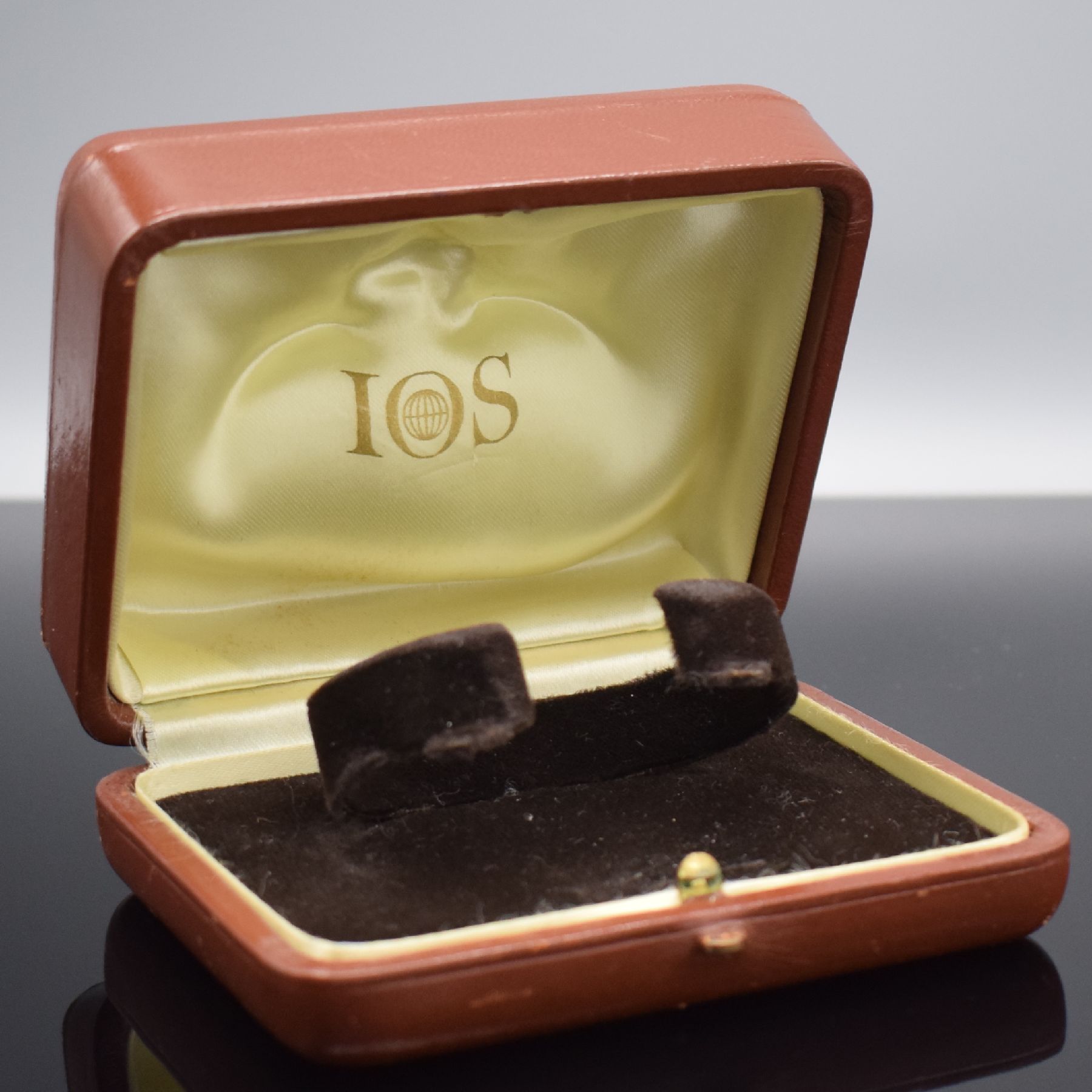 Detail a: PATEK PHILIPPE IOS sehr seltene vintage Armbanduhrbox für Referenz 3565/1, Schweiz um 1970, braunes Leder, M. ca. 51 x 108 x 84 mm, guter, ...
