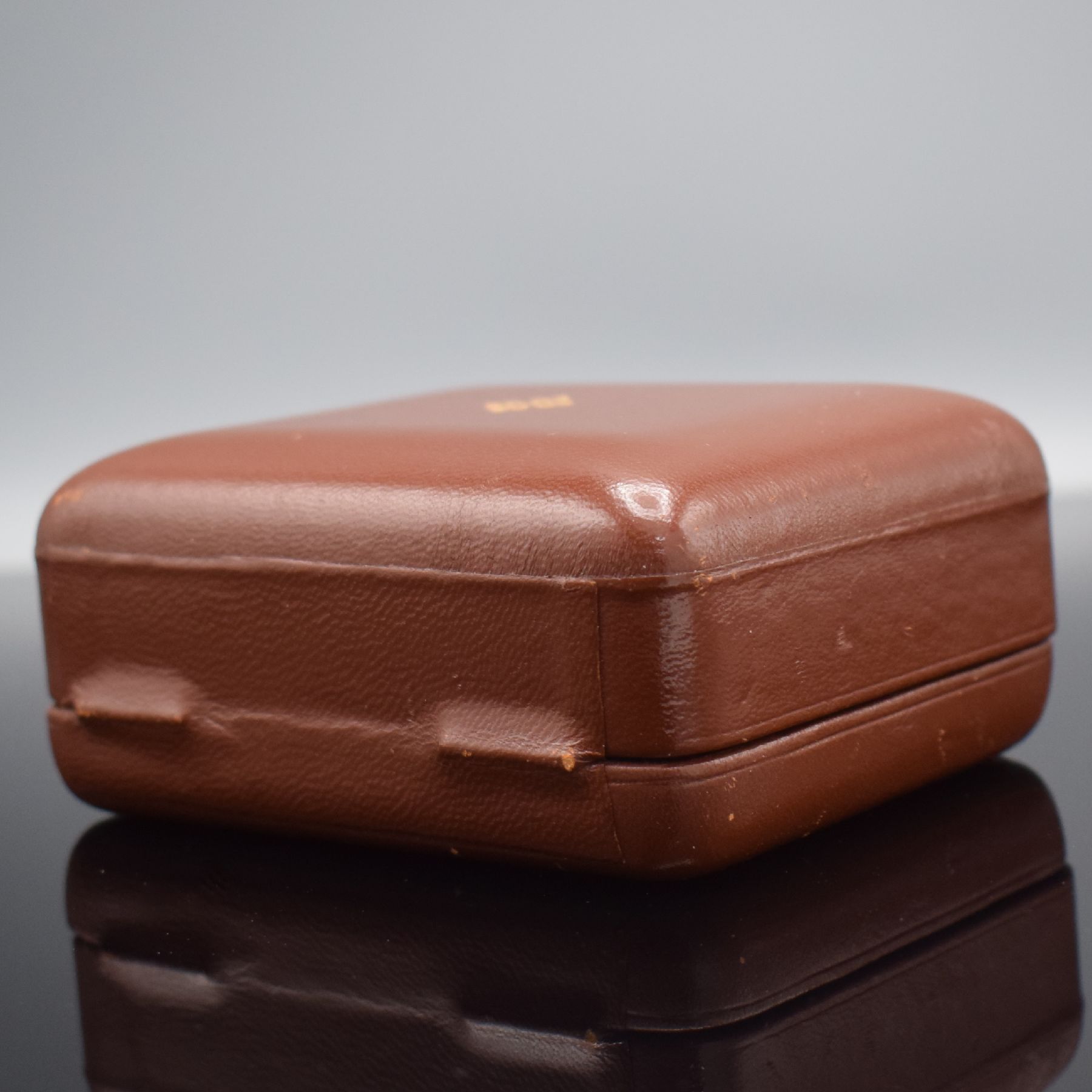 Detail e: PATEK PHILIPPE IOS sehr seltene vintage Armbanduhrbox für Referenz 3565/1, Schweiz um 1970, braunes Leder, M. ca. 51 x 108 x 84 mm, guter, ...