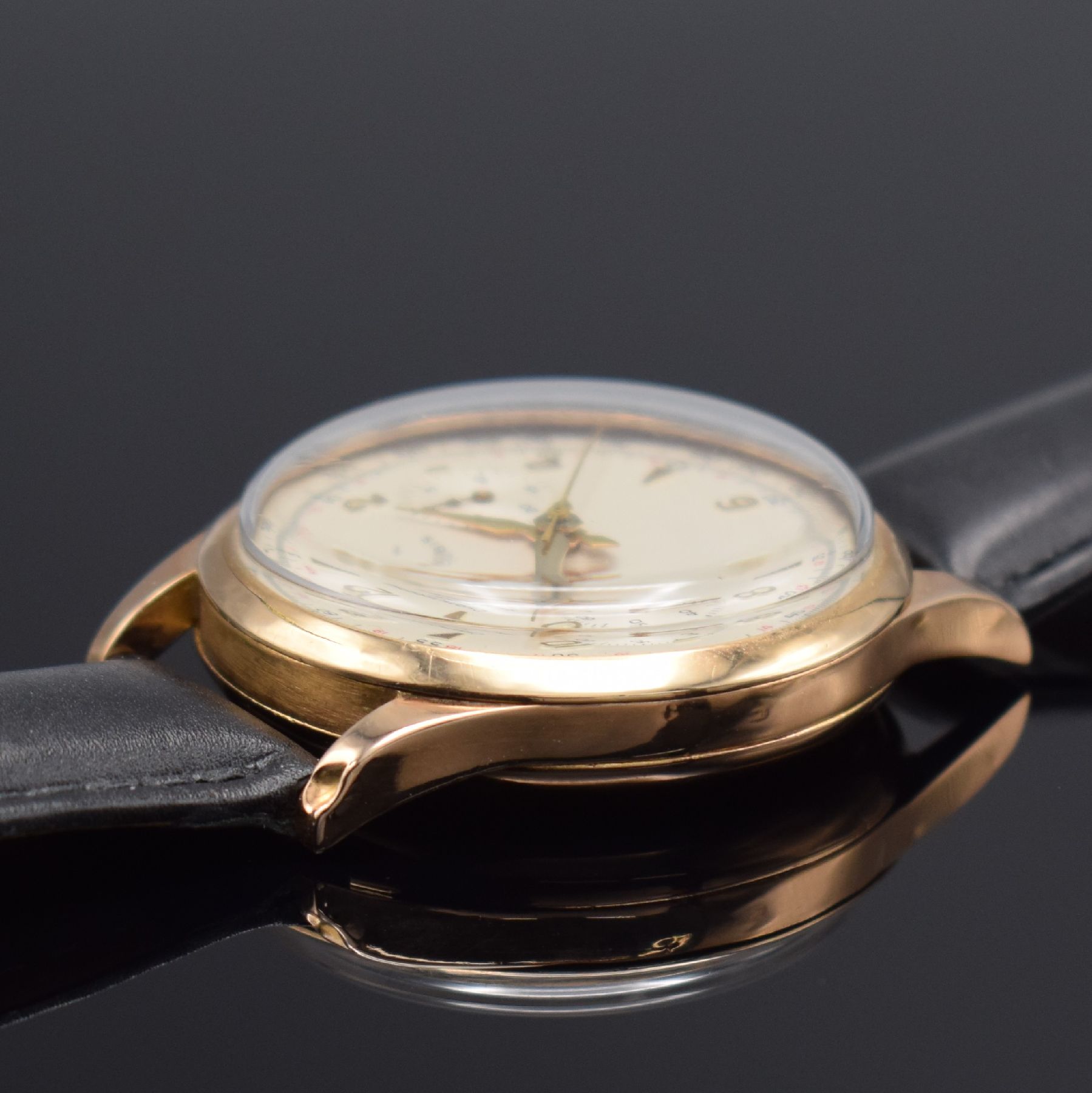 Detail d: CHRONOGRAPH SUISSE Armbandchronograph in RG 750/000, Schweiz um 1945, Handaufzug, gedr. 3-tlg. Geh., Metall-Innengeh., silb. Zifferbl. rest., gold. ...