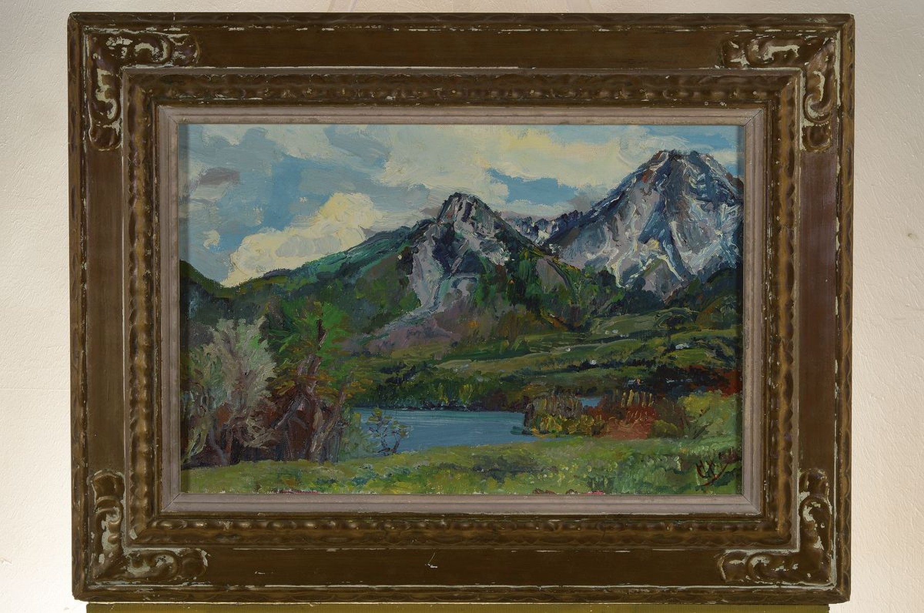 Detail k: Unbekannter Maler, datiert 1942, Landschaft in den Alpen, im Vordergrund ein See, rückseitig auf altem Ausstellungsetikett betitelt Alt-Schwabing ...