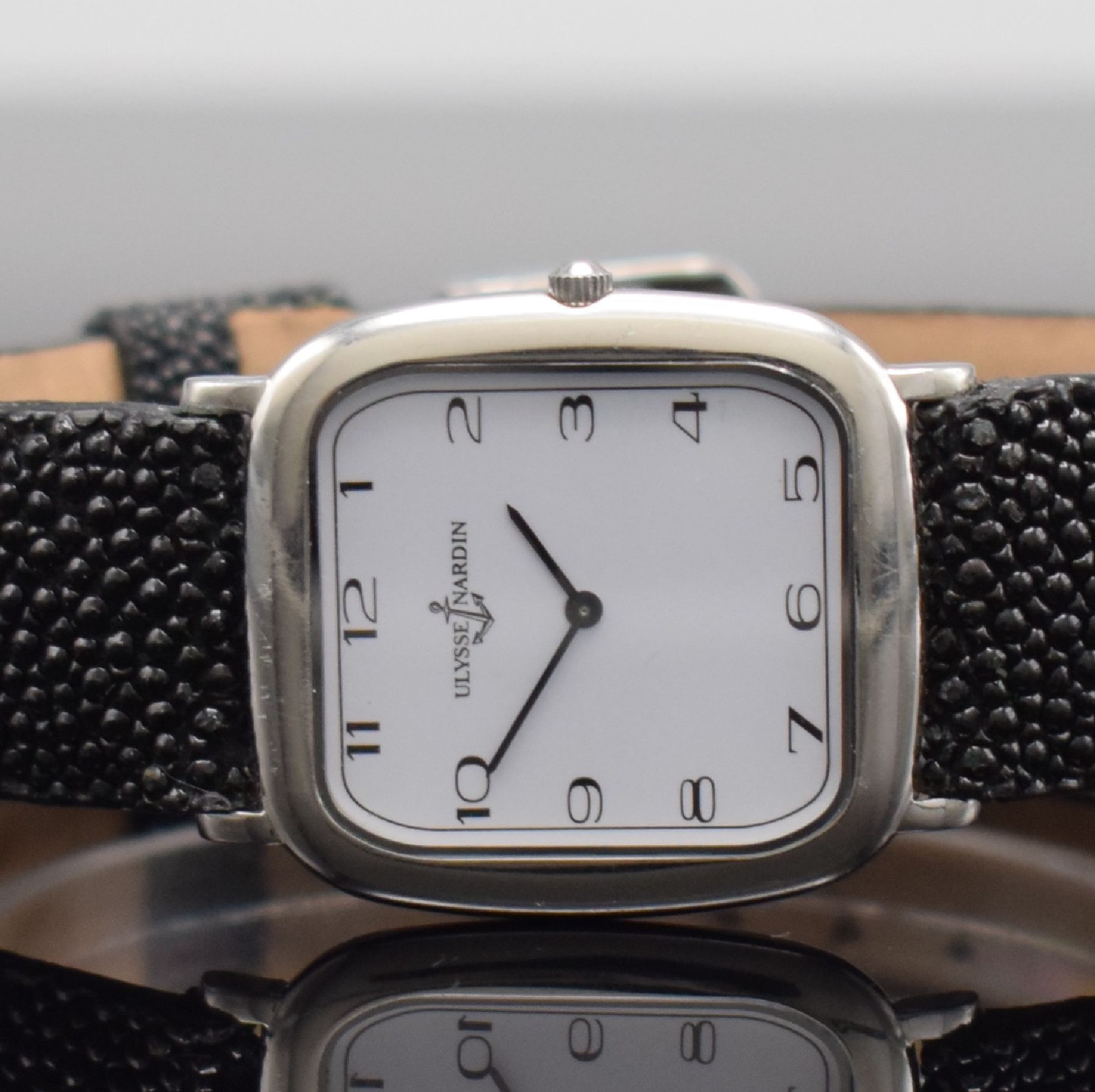 Detail a: ULYSSE NARDIN flache Armbanduhr in Stahl, Schweiz um 1980, Handaufzug, gerundet rechteck. Geh., Boden aufgedr., lt. Bodengravur vorgesehen f. ...