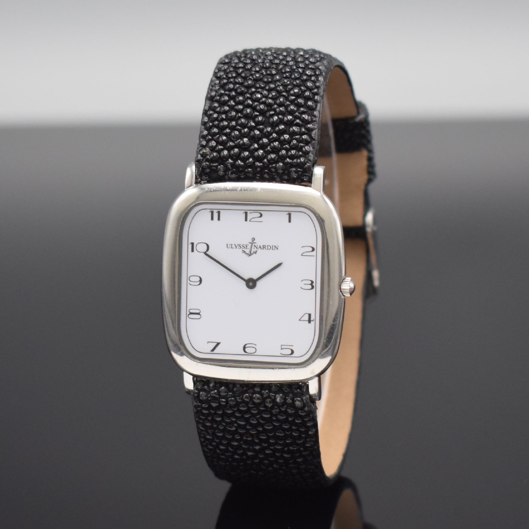 Detail b: ULYSSE NARDIN flache Armbanduhr in Stahl, Schweiz um 1980, Handaufzug, gerundet rechteck. Geh., Boden aufgedr., lt. Bodengravur vorgesehen f. ...