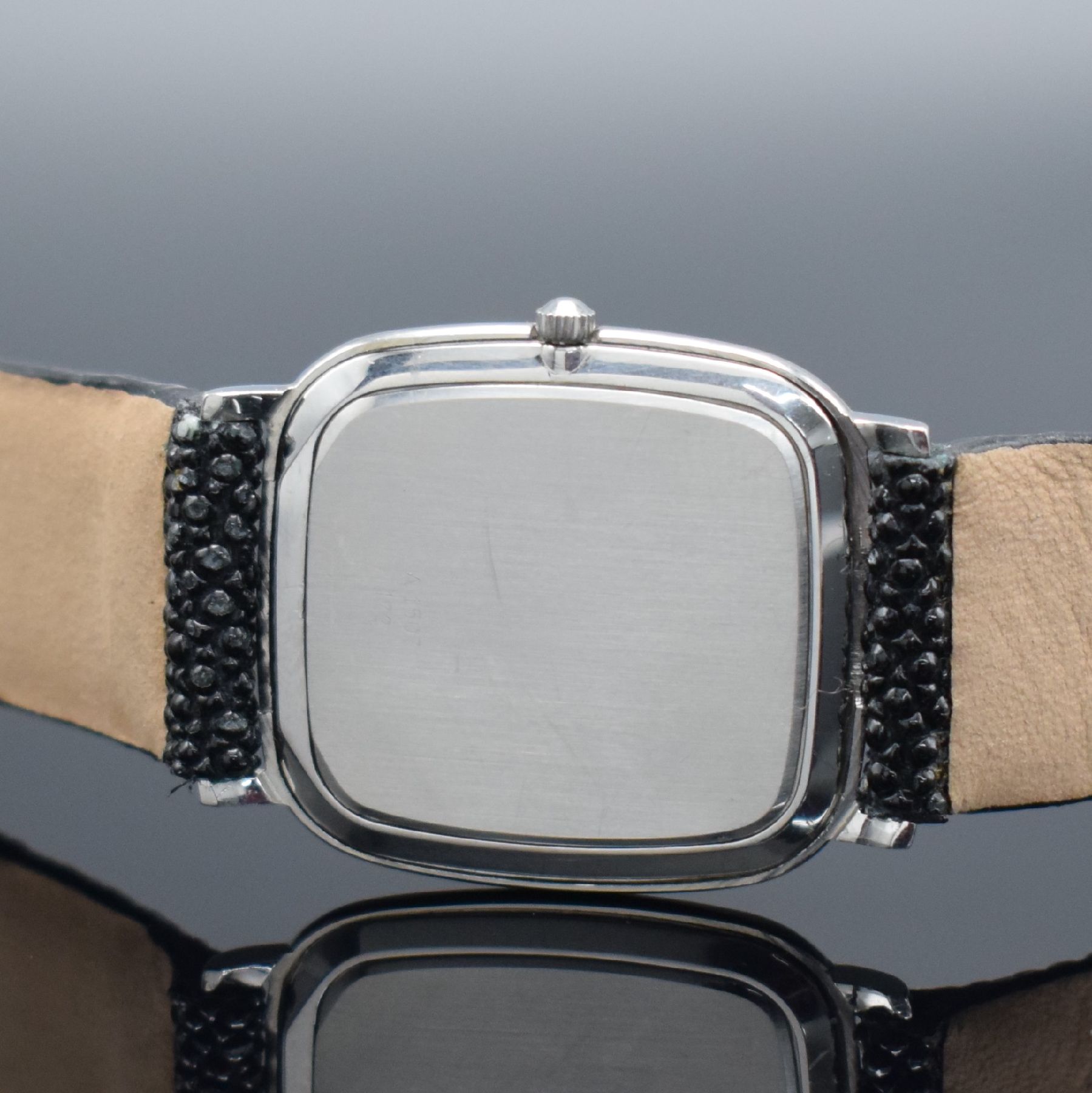 Detail d: ULYSSE NARDIN flache Armbanduhr in Stahl, Schweiz um 1980, Handaufzug, gerundet rechteck. Geh., Boden aufgedr., lt. Bodengravur vorgesehen f. ...