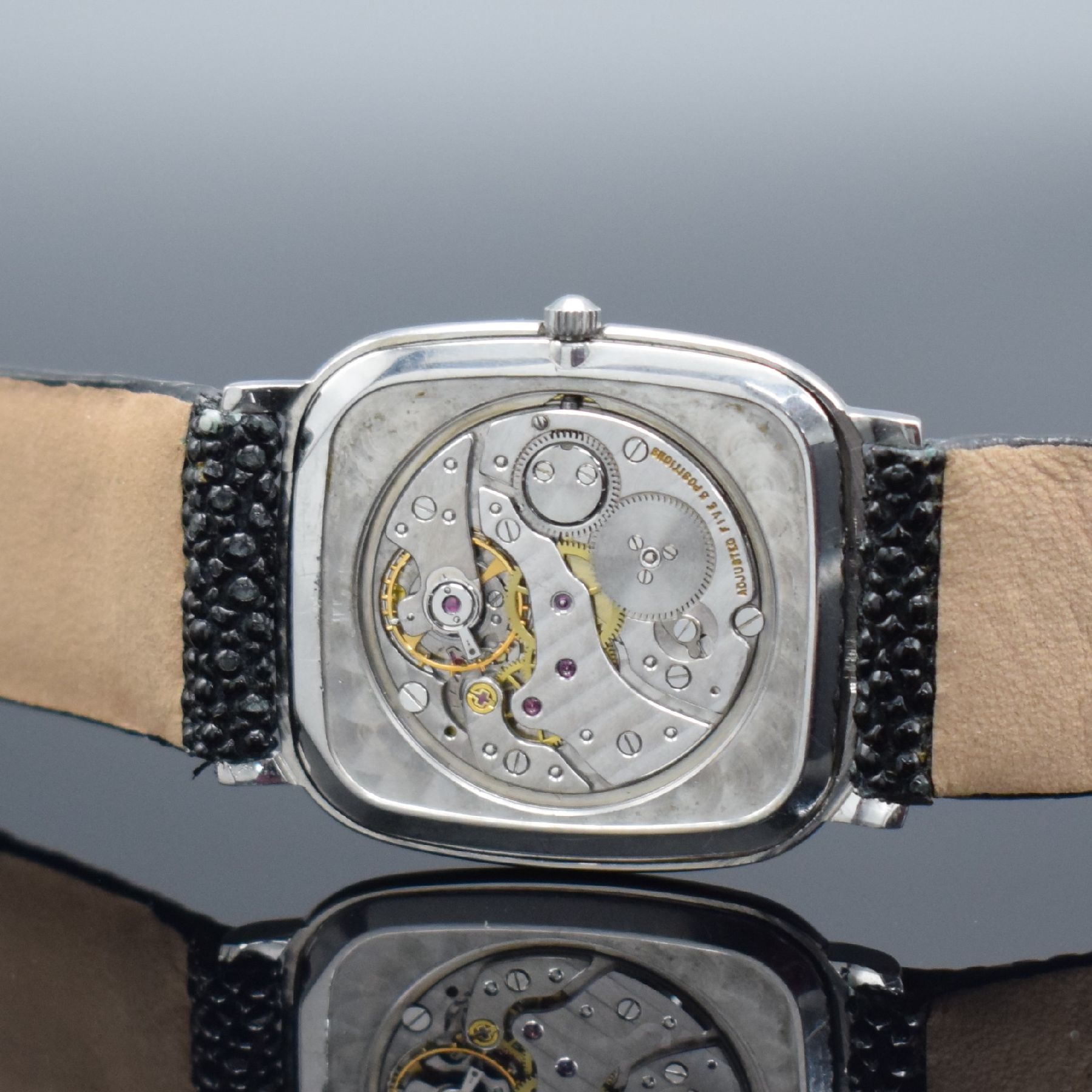Detail e: ULYSSE NARDIN flache Armbanduhr in Stahl, Schweiz um 1980, Handaufzug, gerundet rechteck. Geh., Boden aufgedr., lt. Bodengravur vorgesehen f. ...