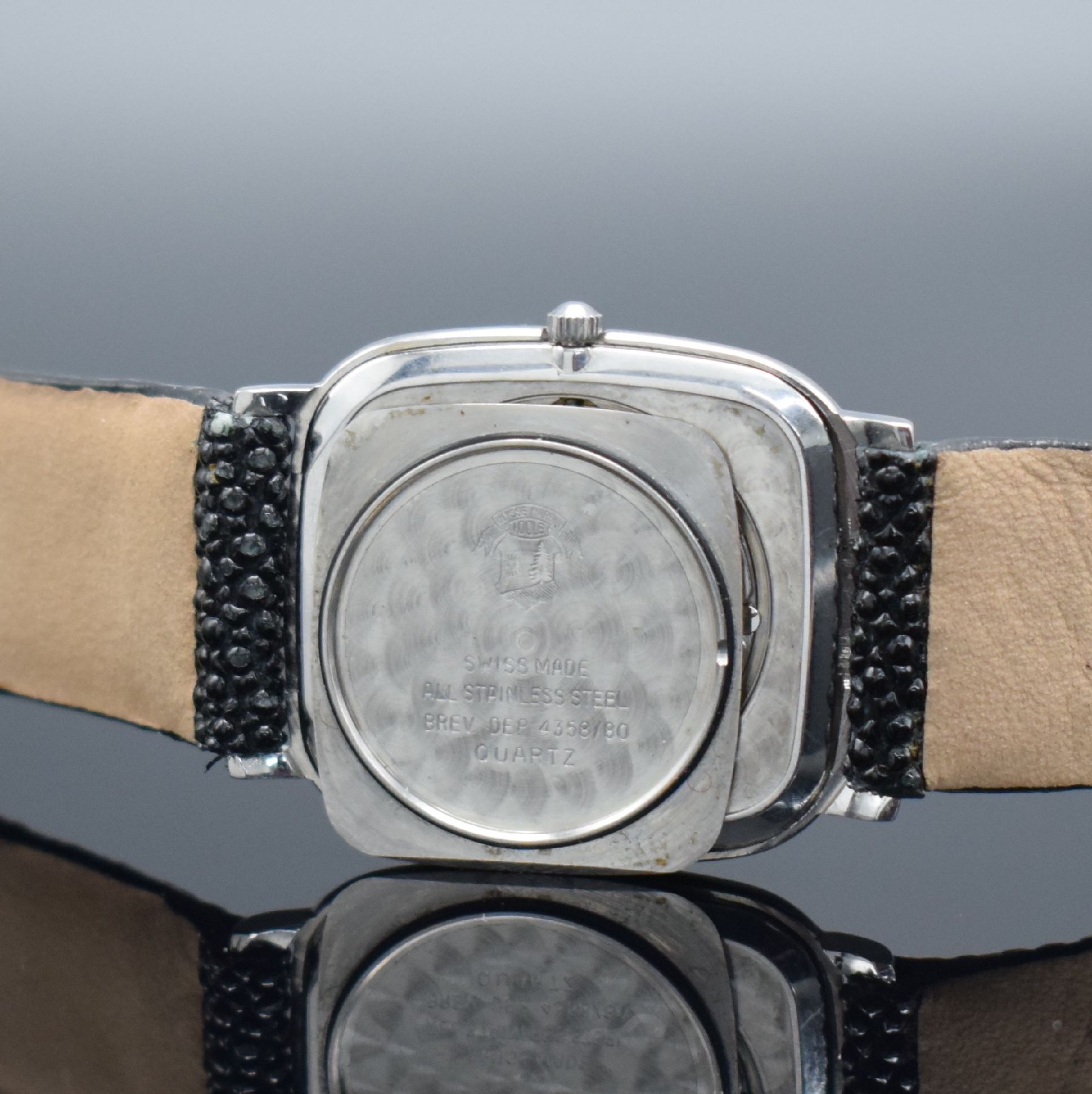 Detail f: ULYSSE NARDIN flache Armbanduhr in Stahl, Schweiz um 1980, Handaufzug, gerundet rechteck. Geh., Boden aufgedr., lt. Bodengravur vorgesehen f. ...