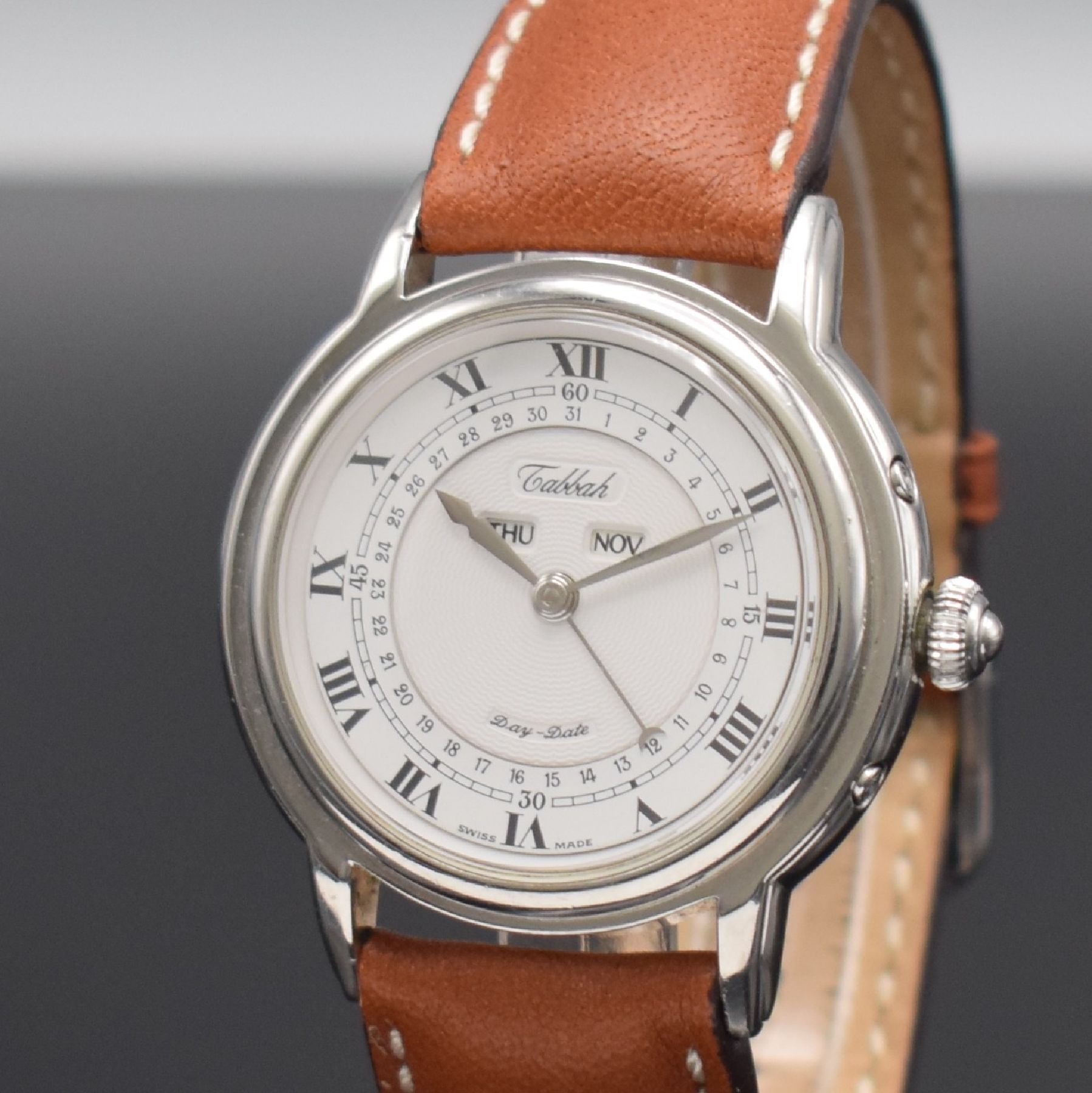 Detail a: TABBAH Armbanduhr Day-Date Serie Personal, Schweiz 1990er Jahre, quarz, Edelstahlgeh., Boden 6-fach verschr., emailfarb. Zifferbl. m. röm. Std., ...