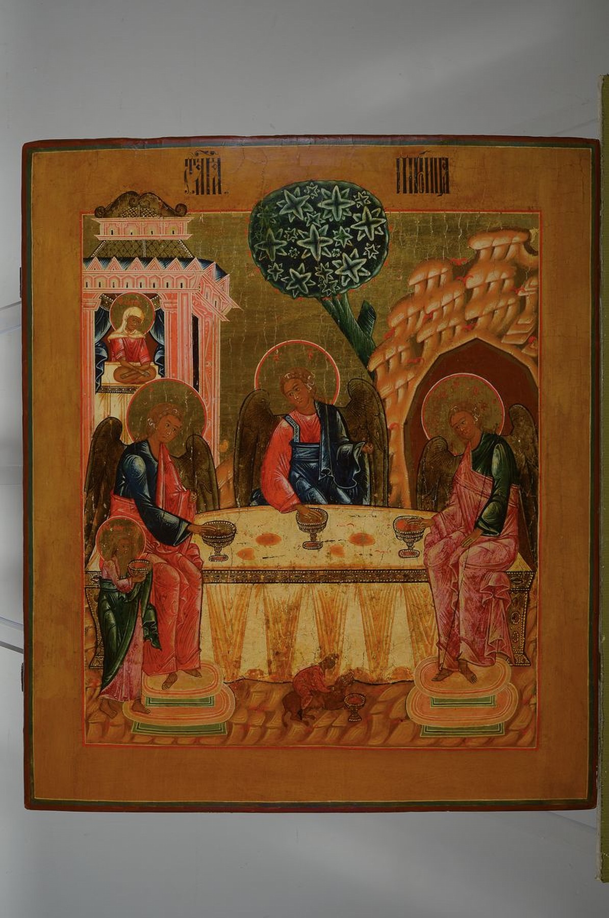 Detail k: Außergewöhnlich große Ikone, Zentralrussland, Mitte 19. Jh., sog. Dreifaltigkeitsikone: Darstellung der drei Engelsboten bei Abraham uSara nach ...
