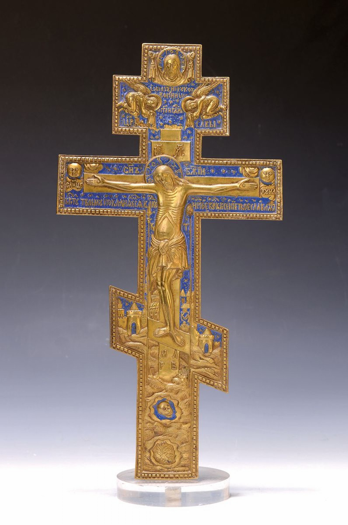 Russische Kreuz, aus einer Staurothek- Ikone, um 1820/30, Messing, blau emailliert, H. ca. 38 cm, rückseitig floral verziert