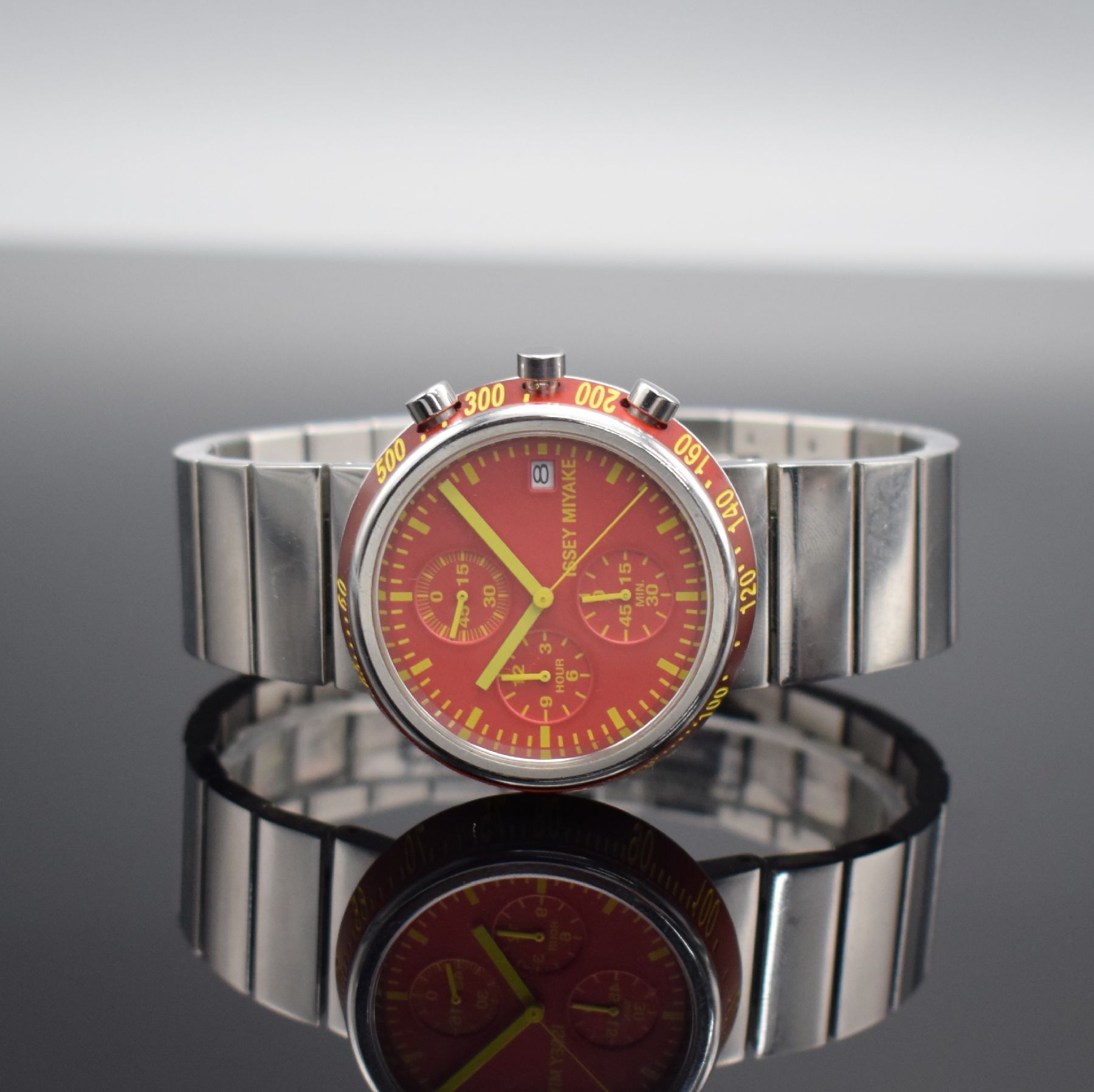 ISSEY MIYAKE ausgefallener Armbandchronograph in Stahl/Stahlband, Japan um 2010, quarz, verschr. Geh. Design von NAOTO FUKASAWA, rote Tachymeterskala ...