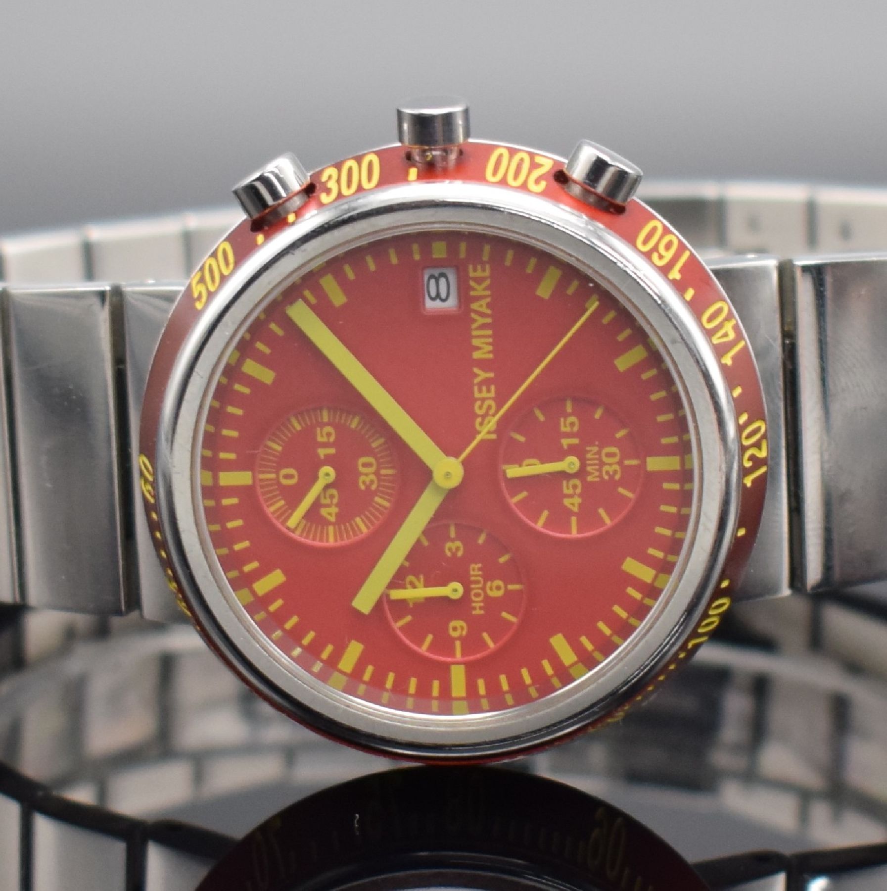 Detail a: ISSEY MIYAKE ausgefallener Armbandchronograph in Stahl/Stahlband, Japan um 2010, quarz, verschr. Geh. Design von NAOTO FUKASAWA, rote Tachymeterskala ...