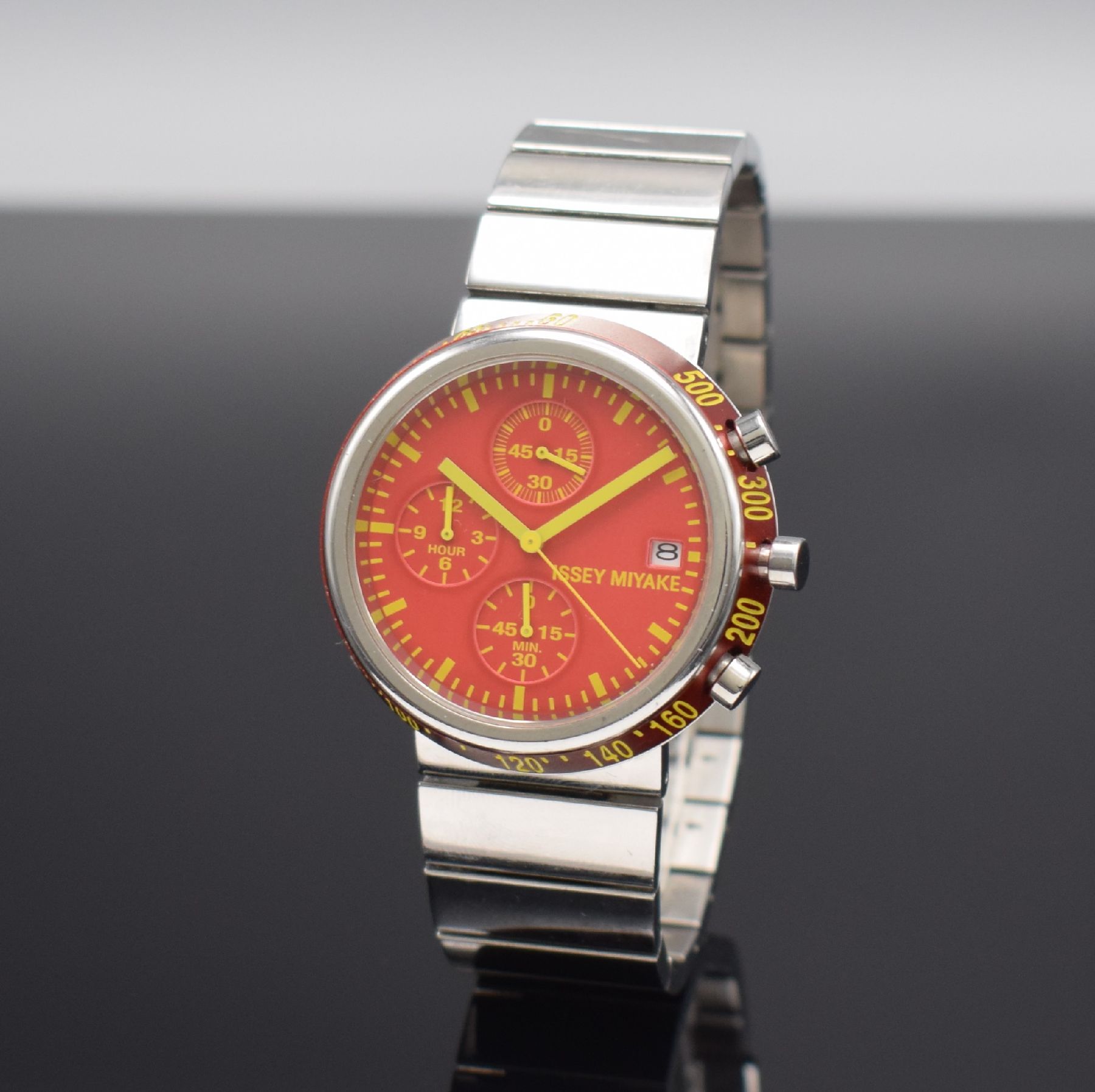 Detail b: ISSEY MIYAKE ausgefallener Armbandchronograph in Stahl/Stahlband, Japan um 2010, quarz, verschr. Geh. Design von NAOTO FUKASAWA, rote Tachymeterskala ...
