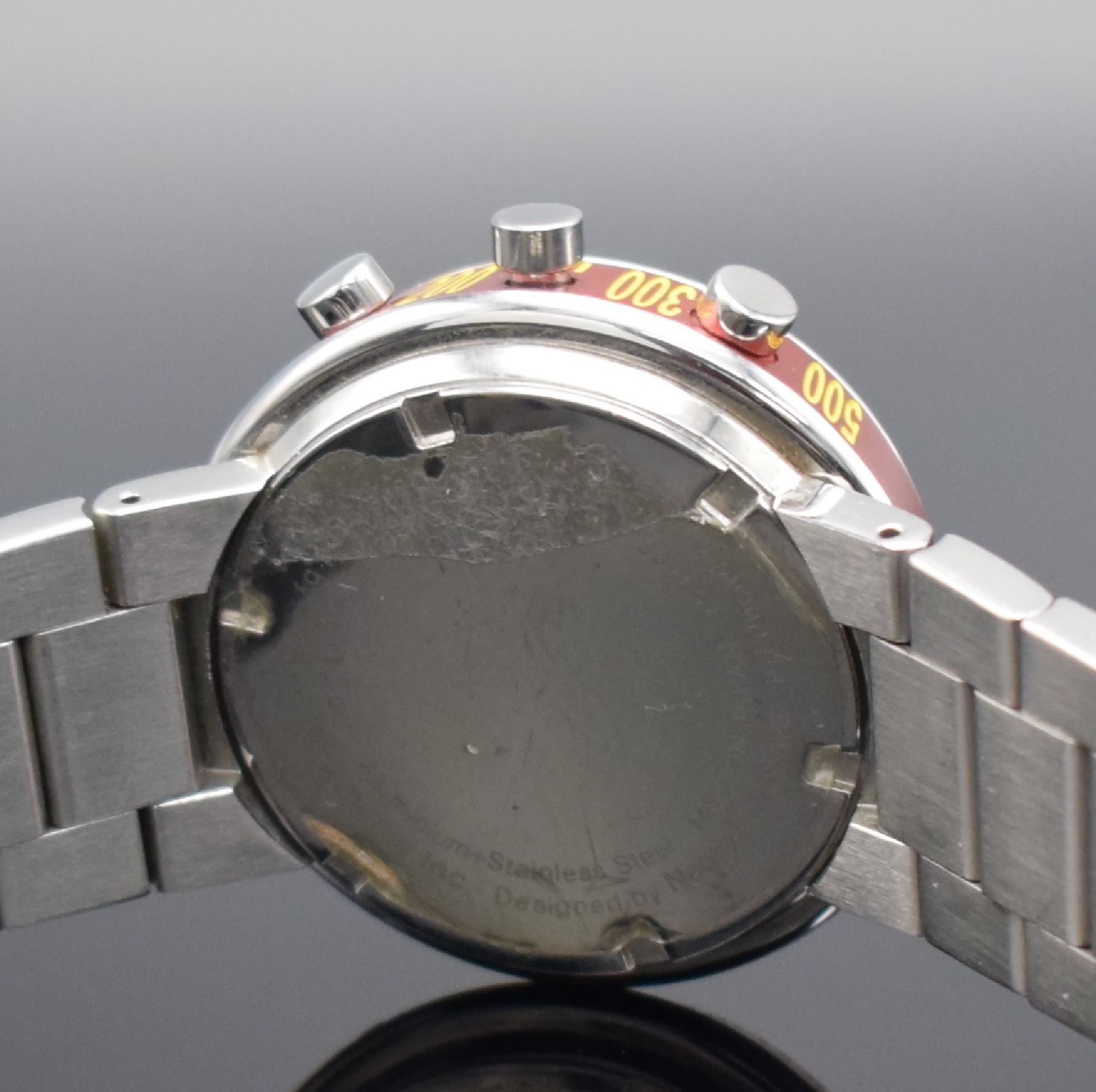 Detail e: ISSEY MIYAKE ausgefallener Armbandchronograph in Stahl/Stahlband, Japan um 2010, quarz, verschr. Geh. Design von NAOTO FUKASAWA, rote Tachymeterskala ...