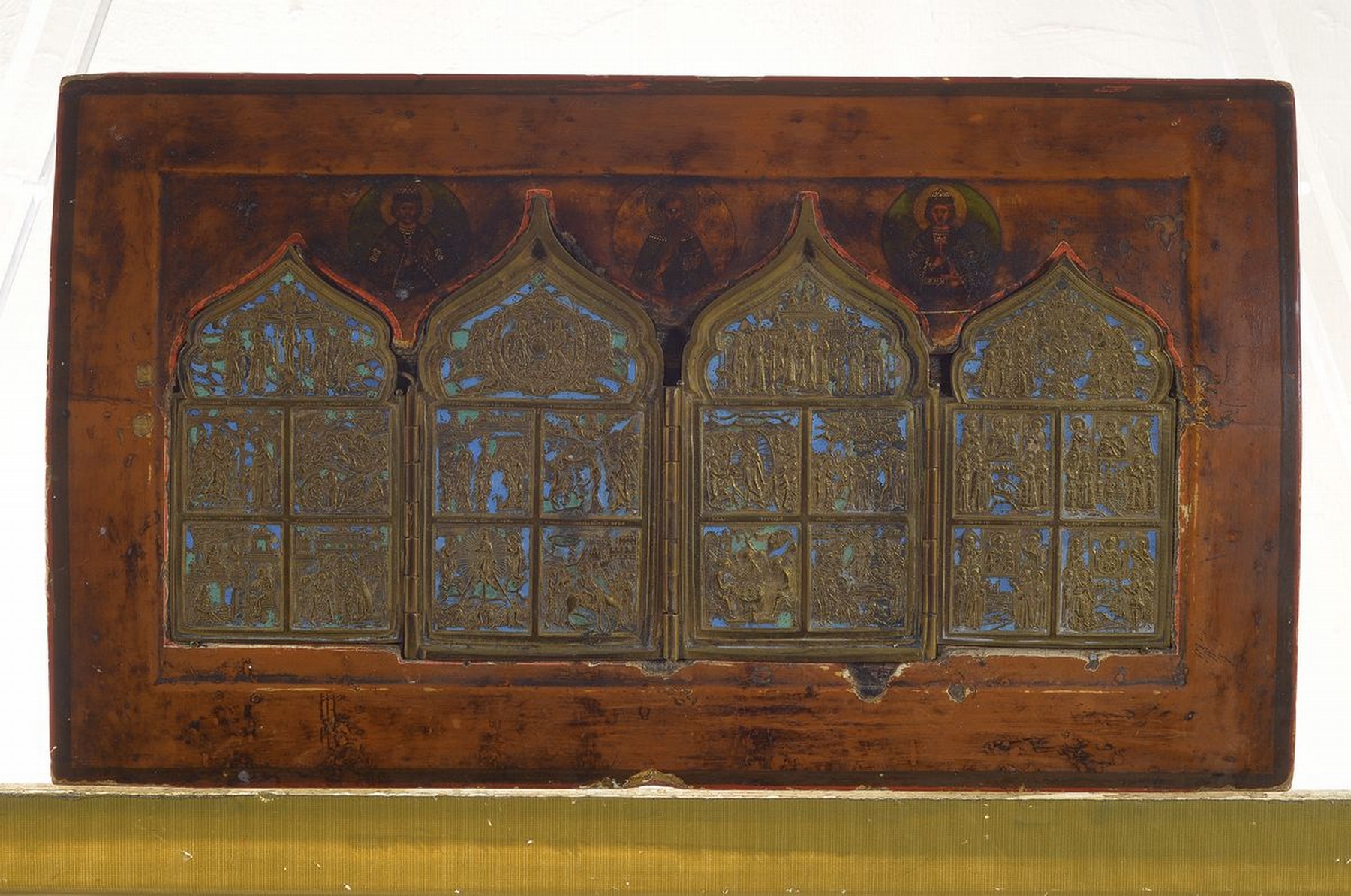 Detail k: Staurothek-Ikone, Russland, 2. Hälfte 19.Jh., Tempera auf Holz, oben drei Heilige, eingelassene reliefierte und emaillierte Reiseikone, ca. 29x50cm