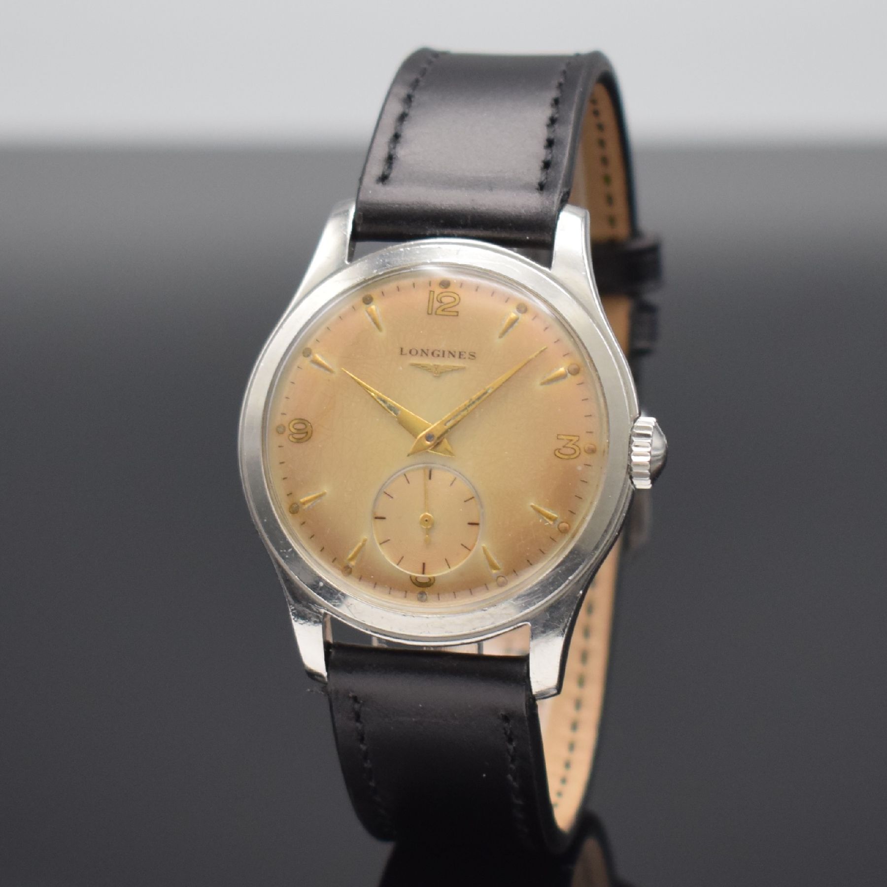 Detail b: LONGINES Herrenarmbanduhr Ref. 6263 21 in Stahl, Schweiz um 1953, Handaufzug, 2-teil. Geh., Boden geschr., bräunl. pat. Zifferbl. m. aufges. gold. ...