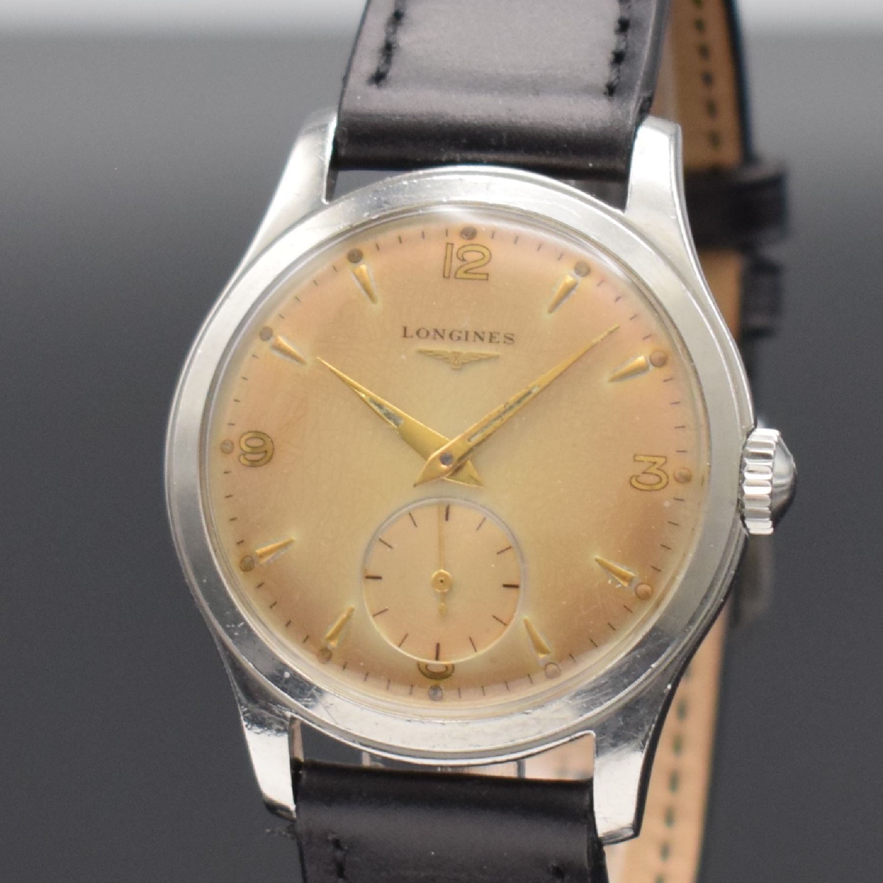 Detail c: LONGINES Herrenarmbanduhr Ref. 6263 21 in Stahl, Schweiz um 1953, Handaufzug, 2-teil. Geh., Boden geschr., bräunl. pat. Zifferbl. m. aufges. gold. ...