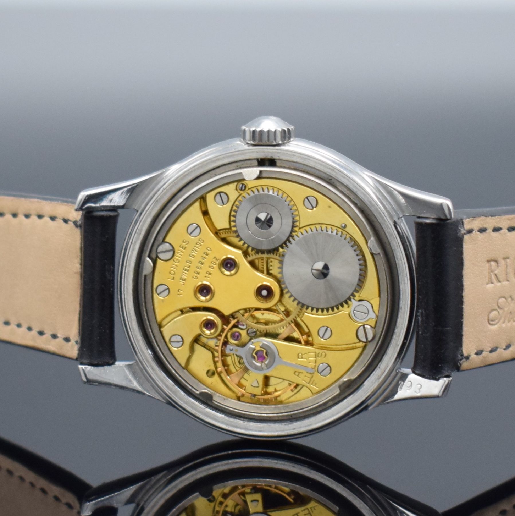 Detail e: LONGINES Herrenarmbanduhr Ref. 6263 21 in Stahl, Schweiz um 1953, Handaufzug, 2-teil. Geh., Boden geschr., bräunl. pat. Zifferbl. m. aufges. gold. ...