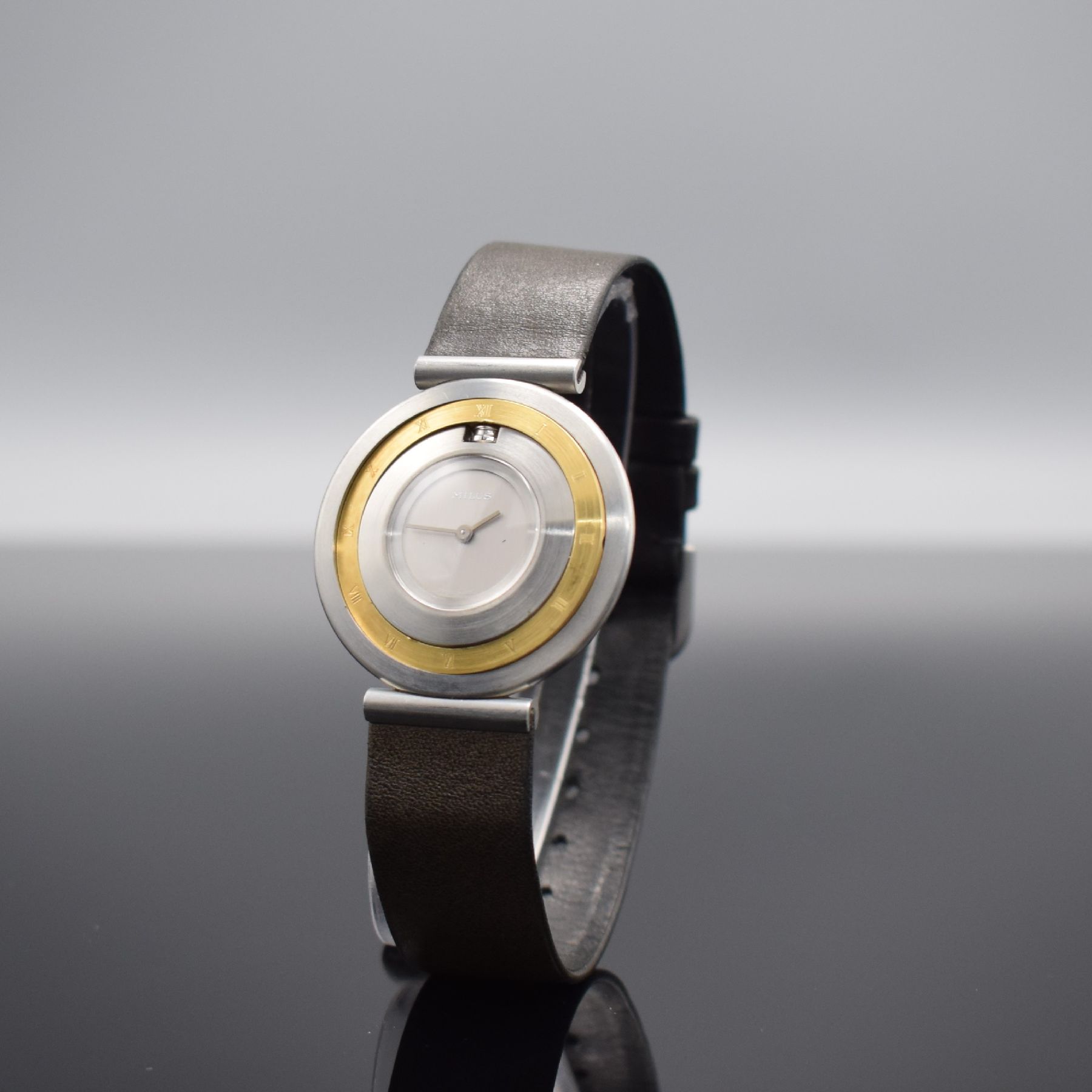 Detail a: MILUS Far Side Armbanduhr Referenz 340.018, Schweiz um 1995, quarz, 3-teil. Wendegehäuse in Edelstahl/Gold komb., Design Paul Junod, Boden verschr., ...