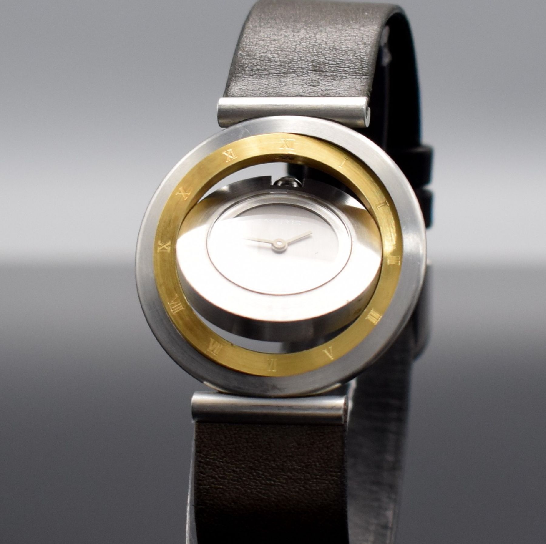 Detail b: MILUS Far Side Armbanduhr Referenz 340.018, Schweiz um 1995, quarz, 3-teil. Wendegehäuse in Edelstahl/Gold komb., Design Paul Junod, Boden verschr., ...