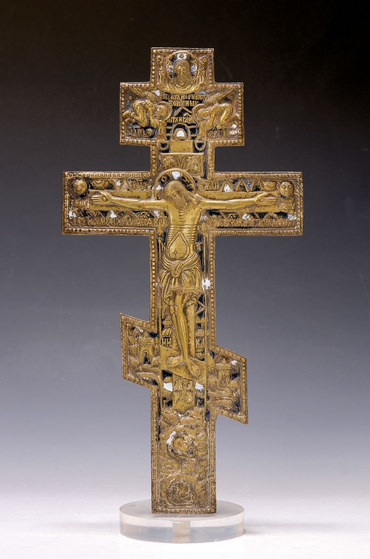 Staurothek Kreuz, Russland, 2. Hälfte 19. Jh., Messing, reich reliefiert, teils blau und weiß emailliert, ca. 37x19.5cm