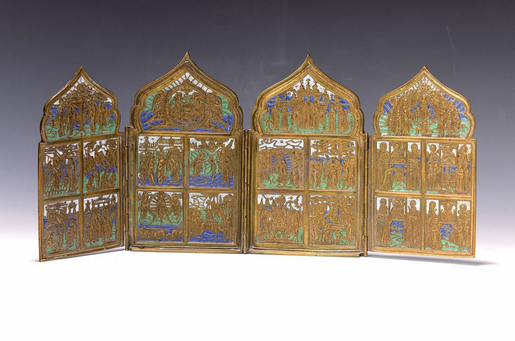 Detail k: Reiseikone, Russland, 2. Hälfte 19. Jh., Messingguß, reich reliefiert, partiell emailliert in blau, weiß und grün, vierteilig, ca. 17.5x41cm