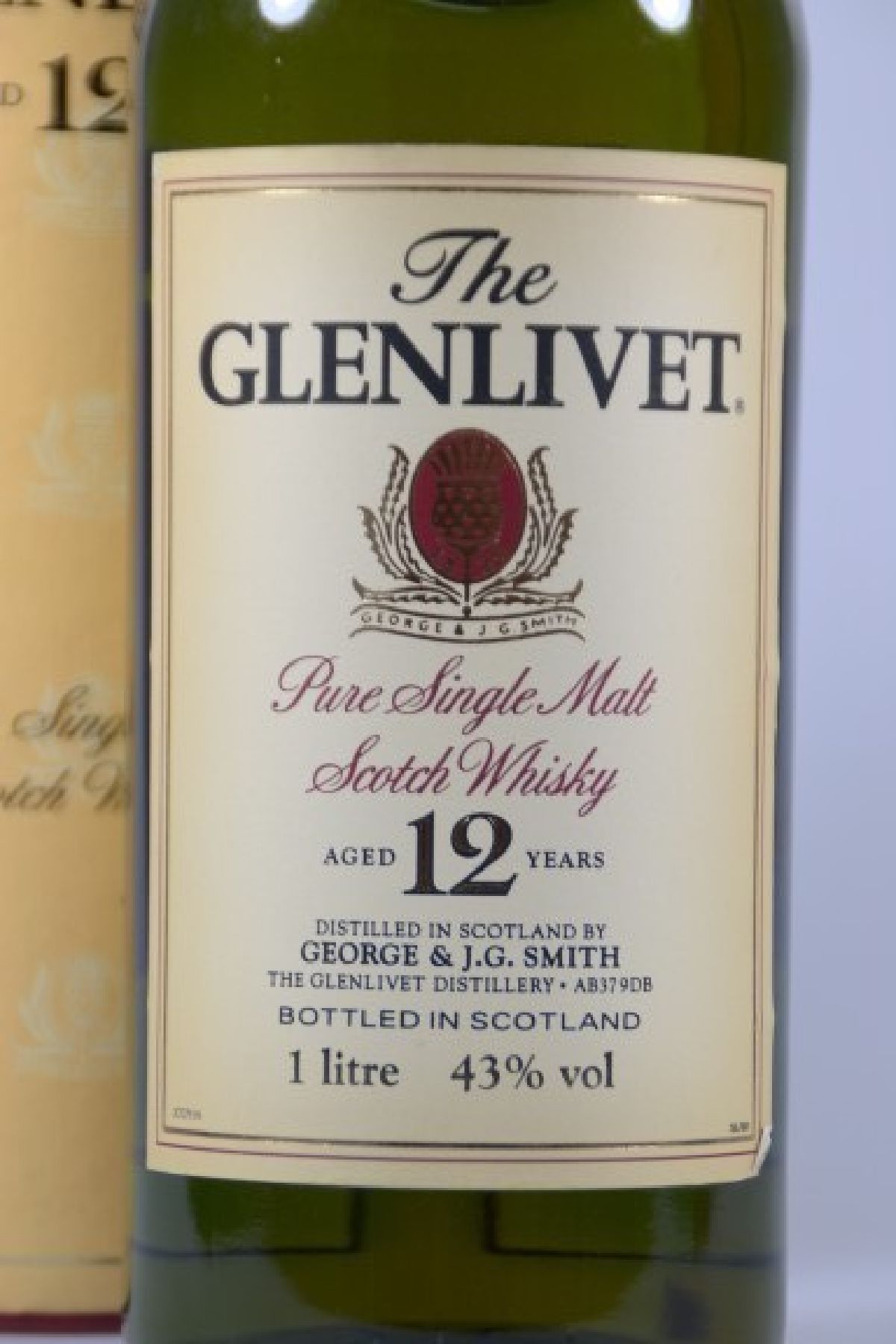 Detail b: 1 Flasche, The Glenlivet Pure Single Malt Scotch Whisky, aged 12 years, abgefüllt Mitte der 1980er Jahre, distilled by George & J.G. Smith, 43% ...