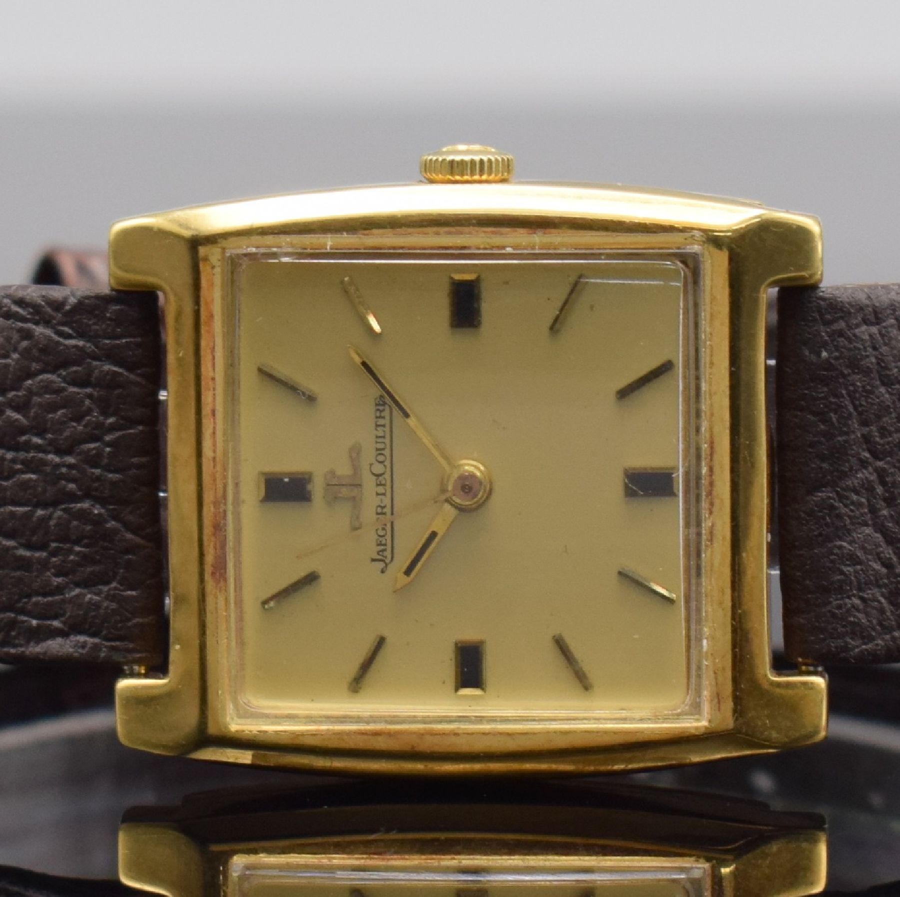 Detail a: Jaeger-LeCoultre Armbanduhr in GG 750/000, Schweiz um 1970, Handaufzug, rechteck. Geh. teils angel., Boden aufgedr., gold. Zifferbl. m. gold. aufges. ...