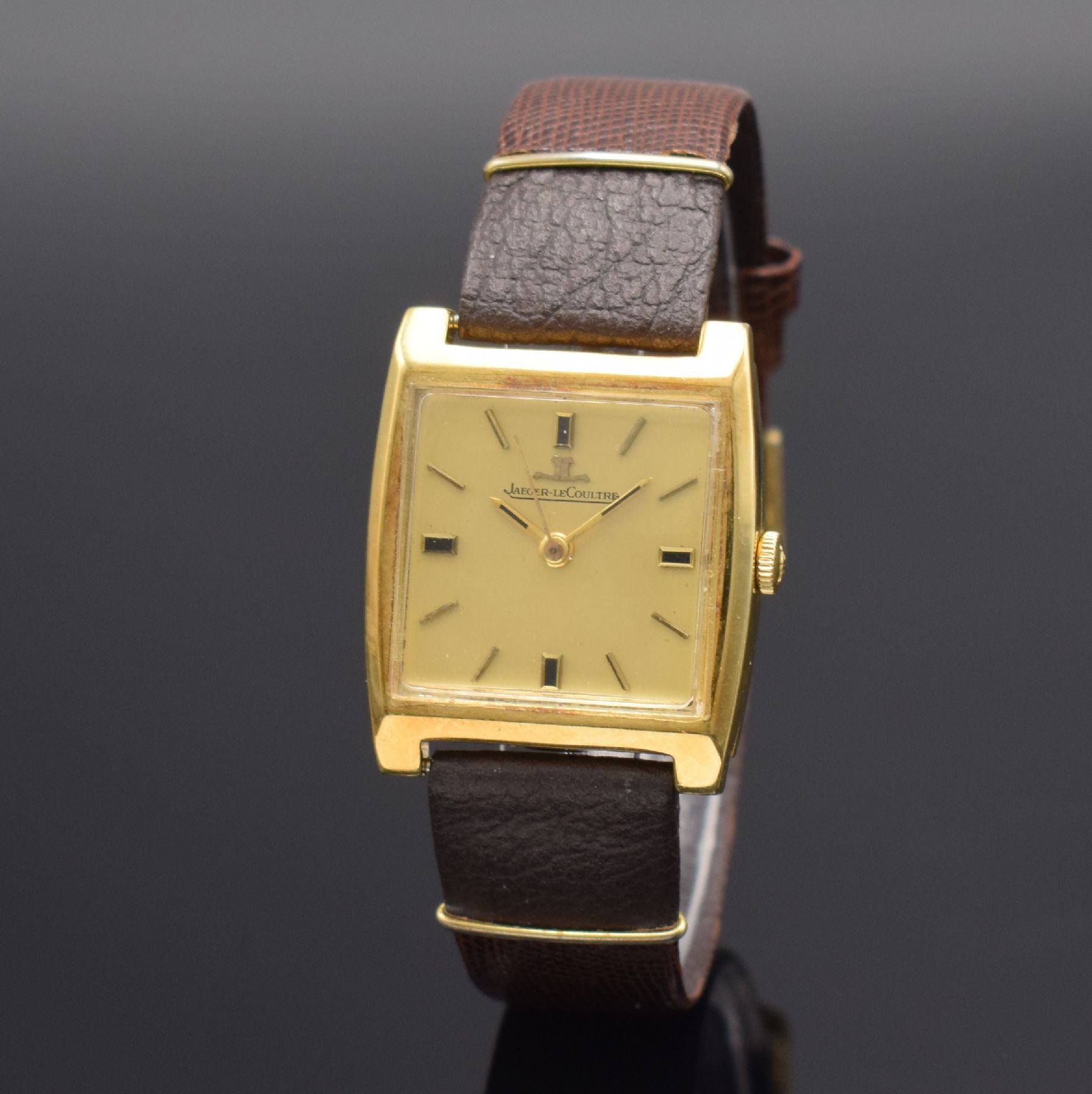 Detail b: Jaeger-LeCoultre Armbanduhr in GG 750/000, Schweiz um 1970, Handaufzug, rechteck. Geh. teils angel., Boden aufgedr., gold. Zifferbl. m. gold. aufges. ...