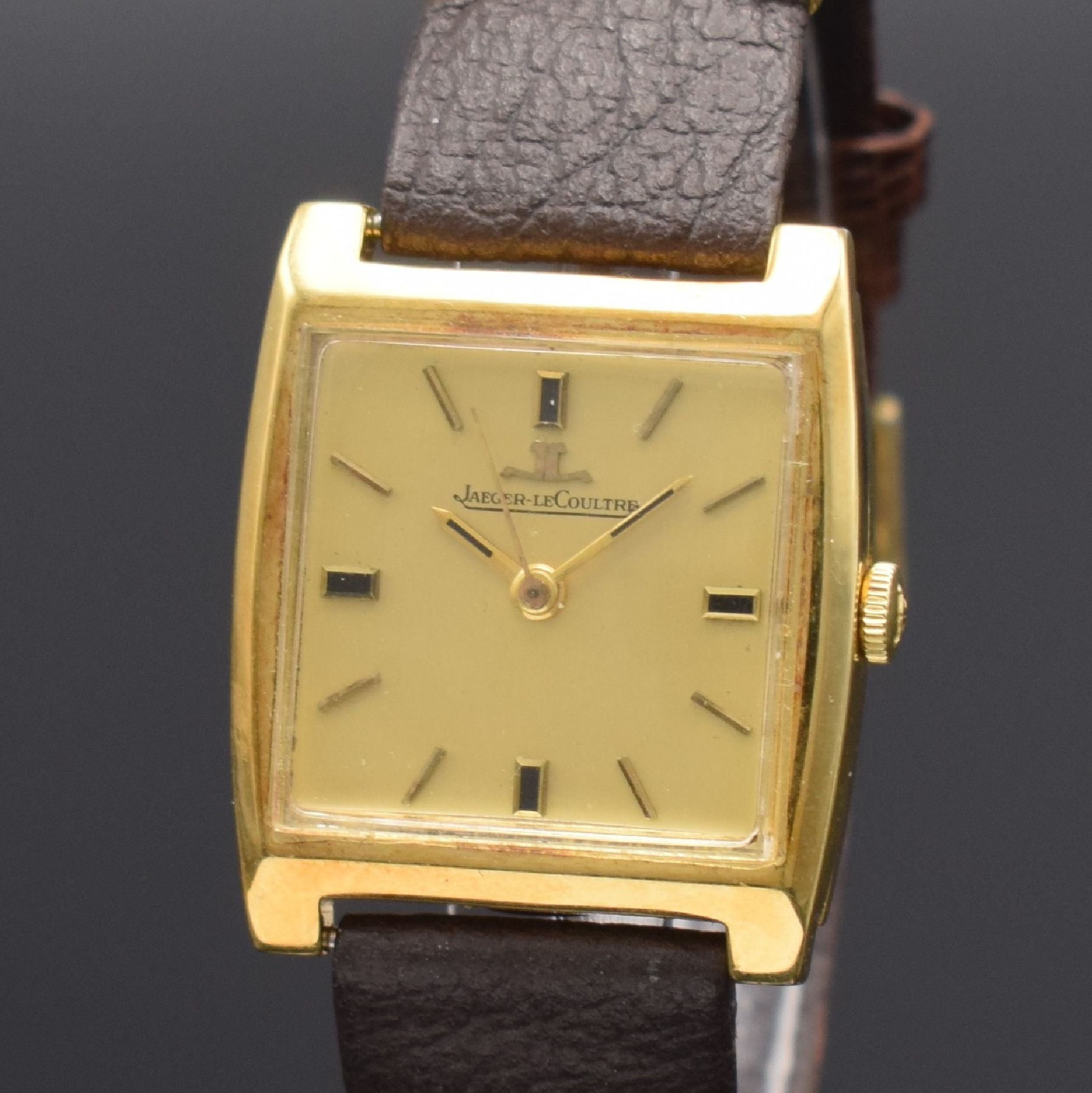 Detail c: Jaeger-LeCoultre Armbanduhr in GG 750/000, Schweiz um 1970, Handaufzug, rechteck. Geh. teils angel., Boden aufgedr., gold. Zifferbl. m. gold. aufges. ...